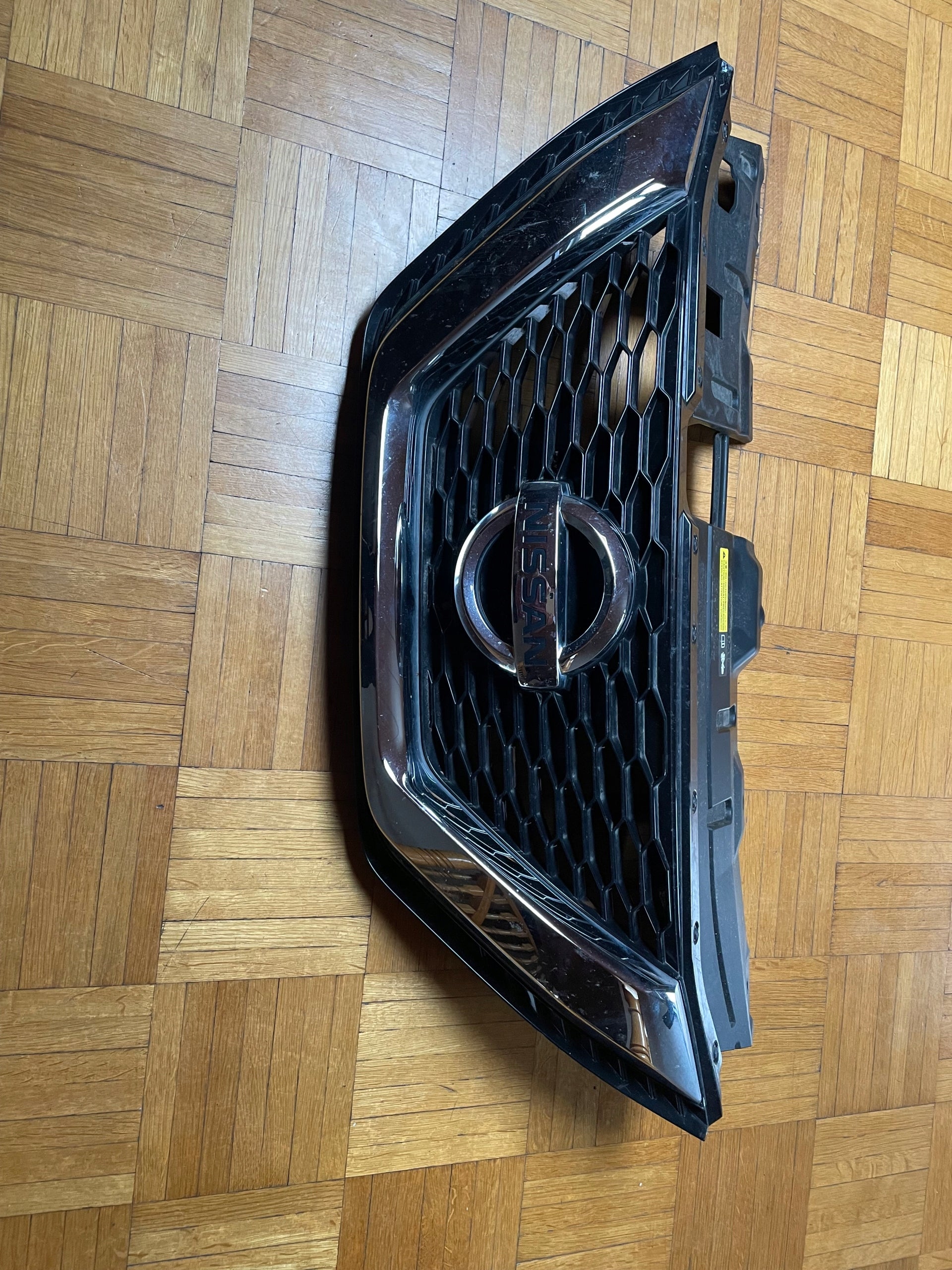 Kühlergrill Nissan QASHQAI FRONTGRILL 62398HV80A Kühlergitter