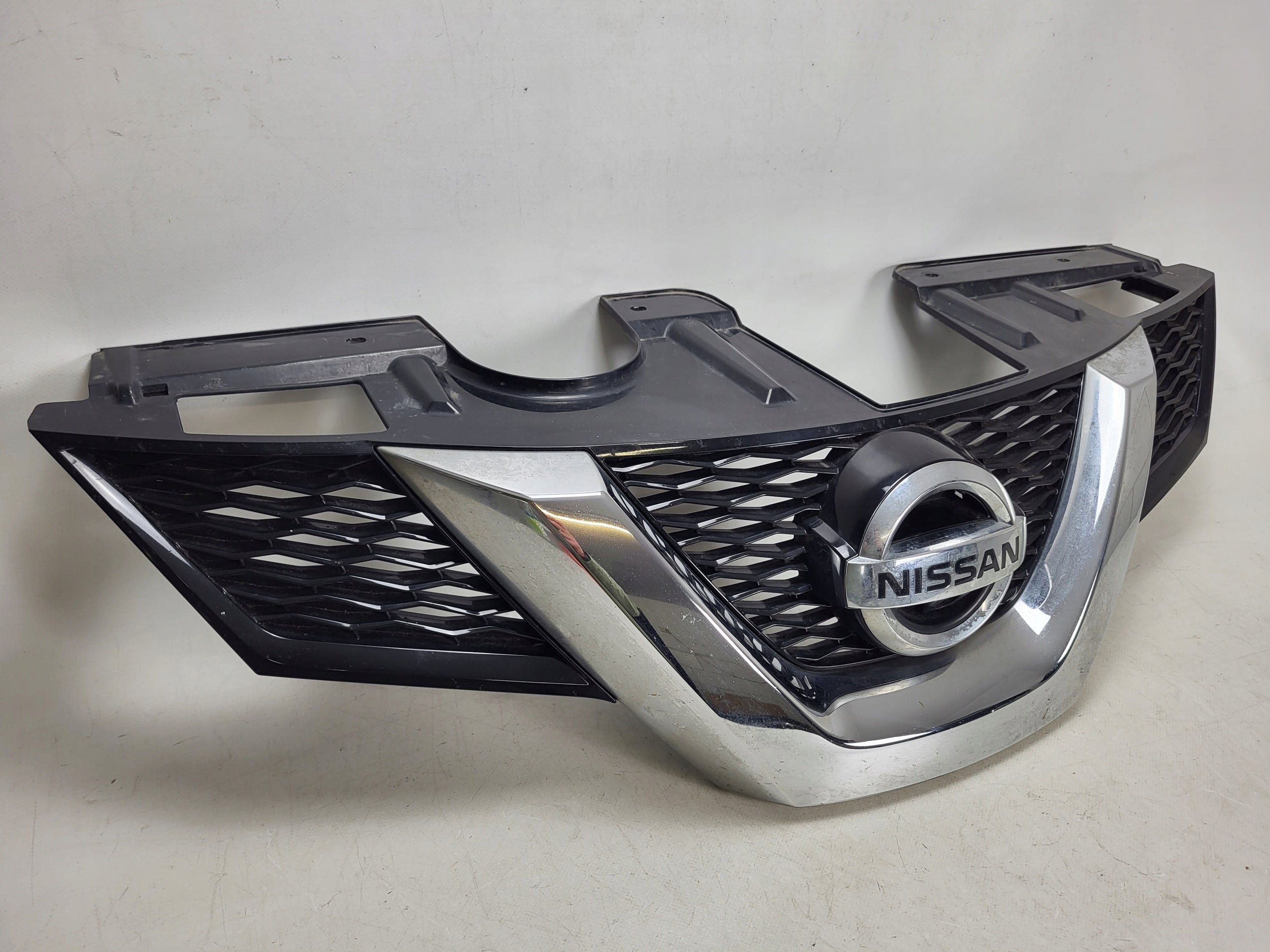 Kühlergrill Nissan XTRAIL T32 FRONTGRILL 623104CE0A Kühlergitter