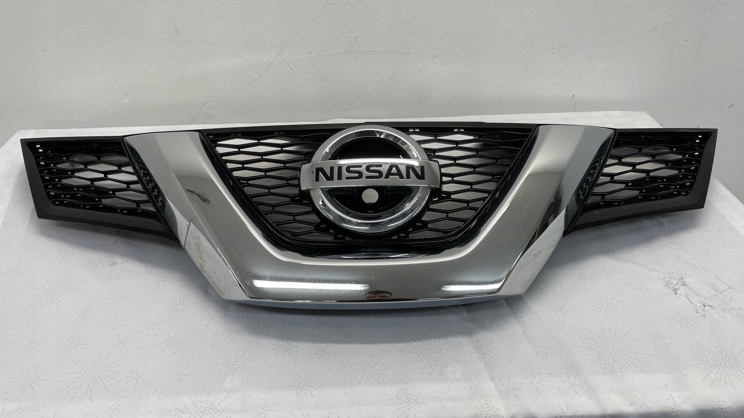 Kühlergrill Nissan X TRAIL 4 XTRAIL FRONTGRILL 623104CE0A Kühlergitter