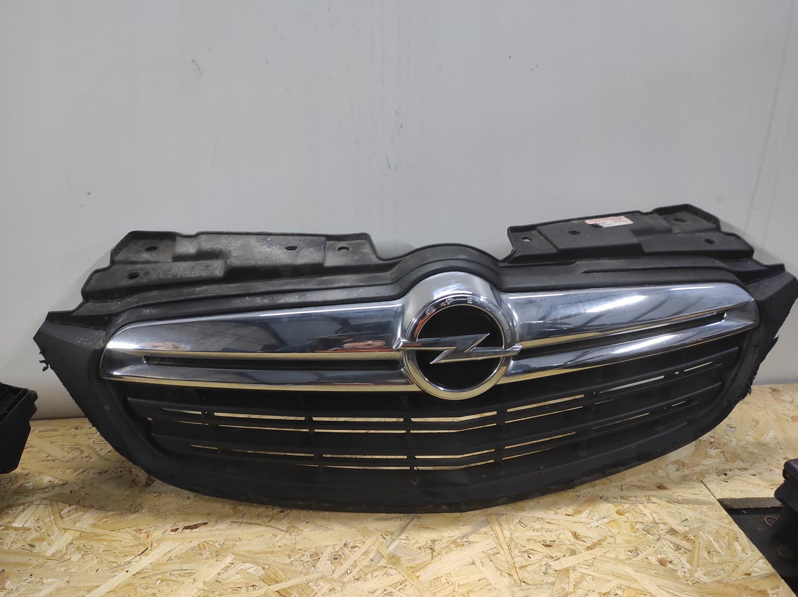  Grille de radiateur Opel HAE COMBO DKLG FRONTGRILL 39600735 calandre  product image