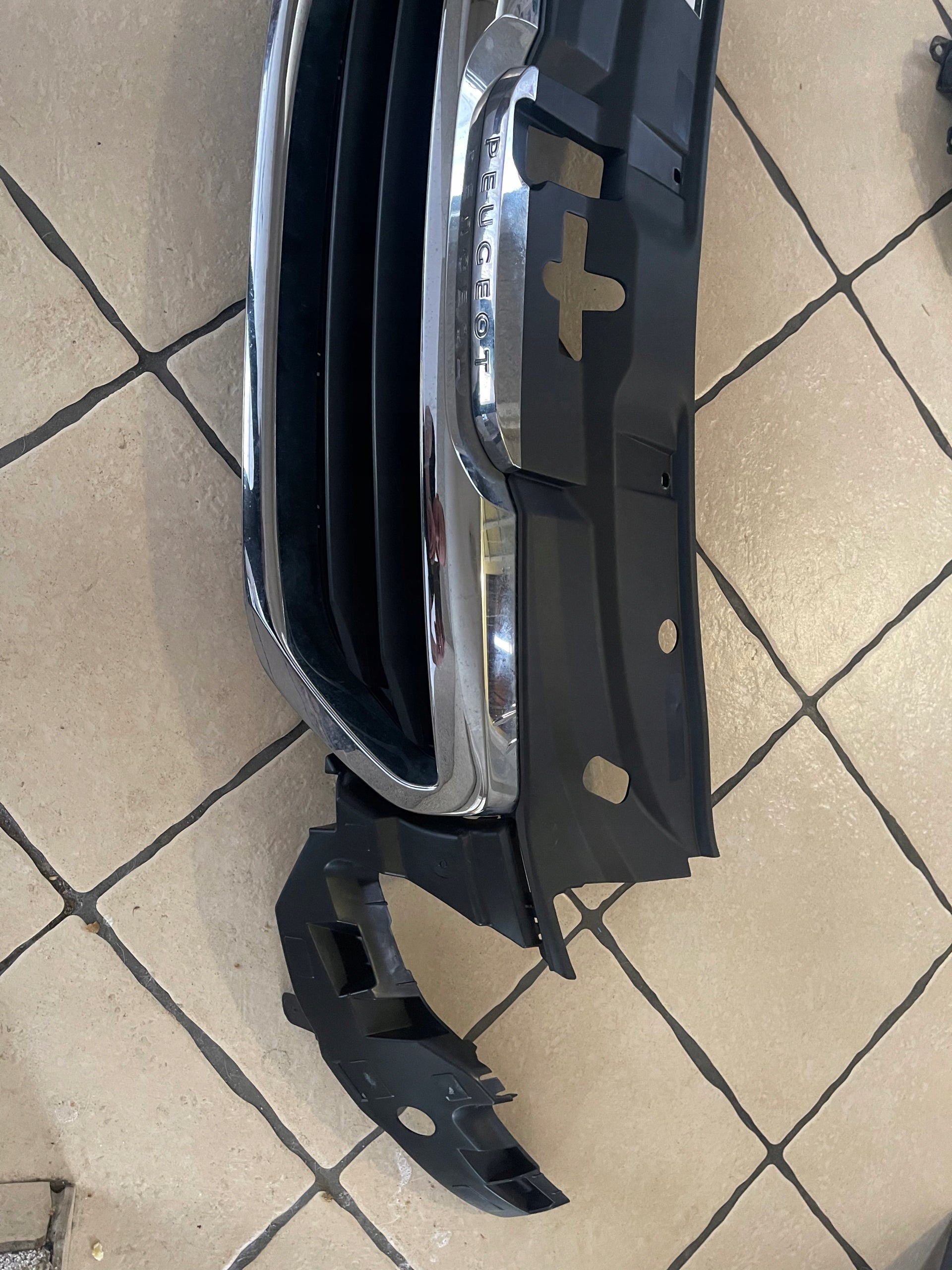 Kühlergrill Peugeot PEUGEOT 2008 FRONTGRILL Kühlergitter