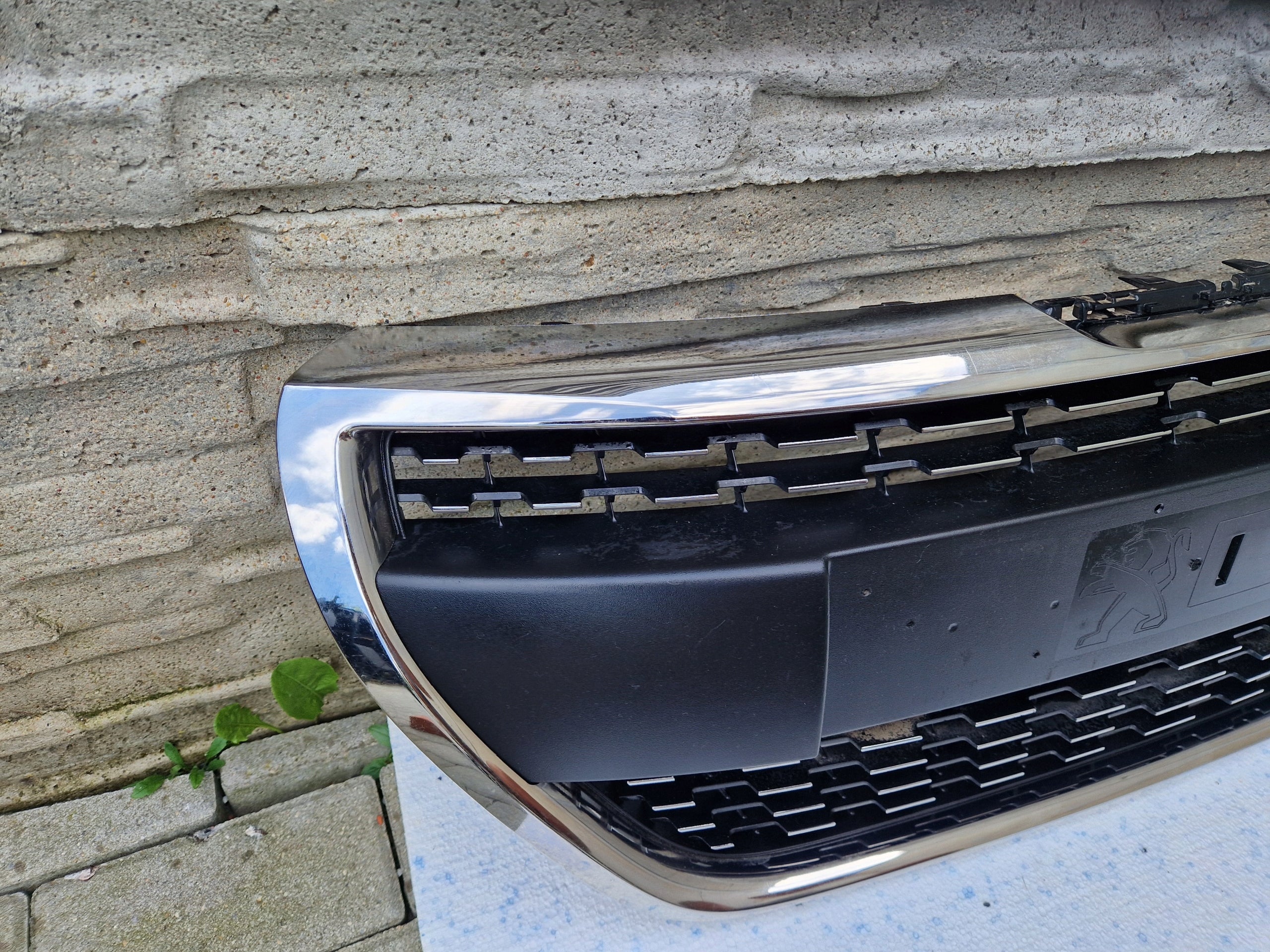 Kühlergrill Peugeot PEUGEOT 208 FRONTGRILL 9810535677 Kühlergitter