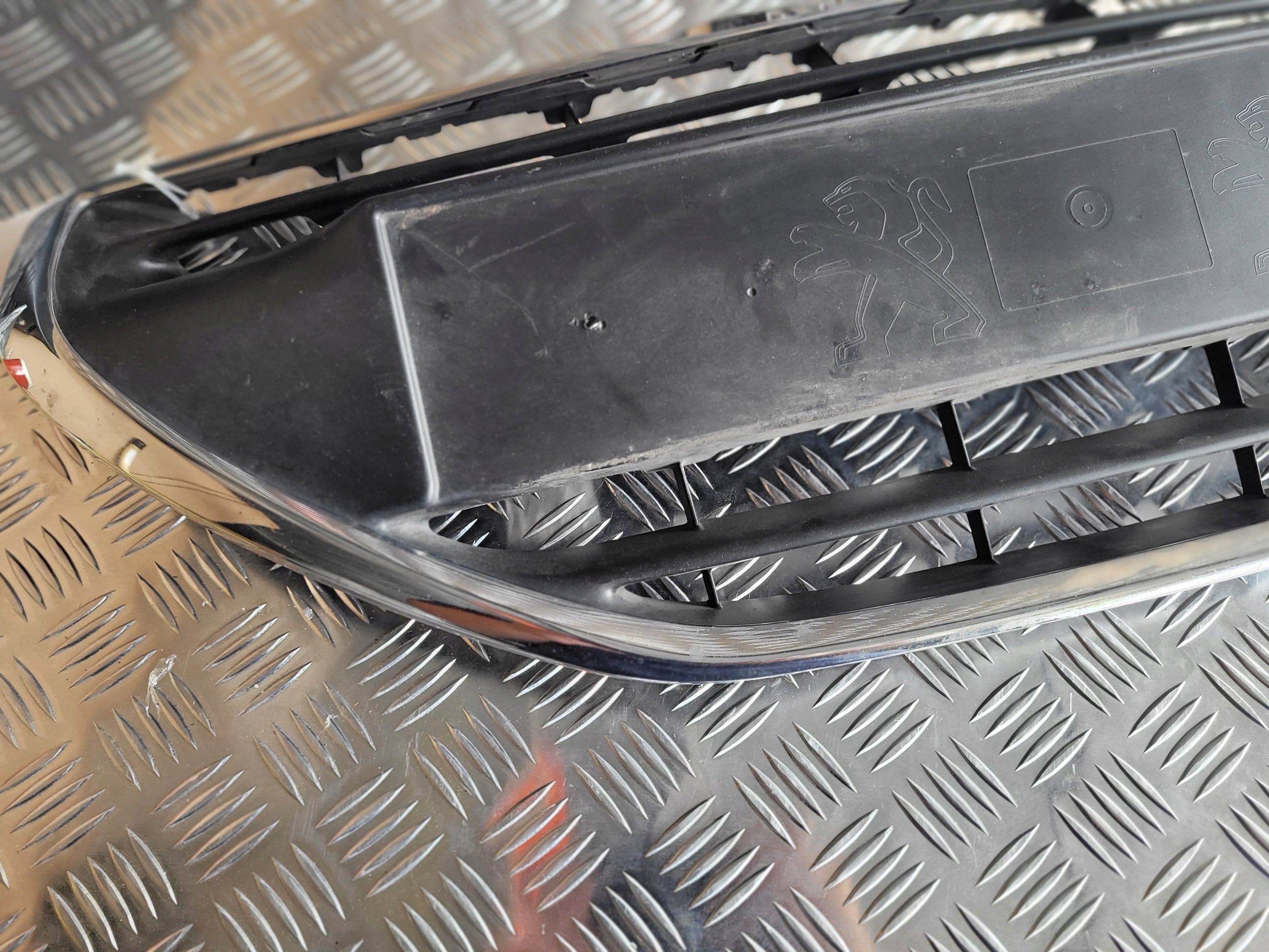 Kühlergrill Peugeot 208 I PEUGEOT 208 FRONTGRILL Kühlergitter