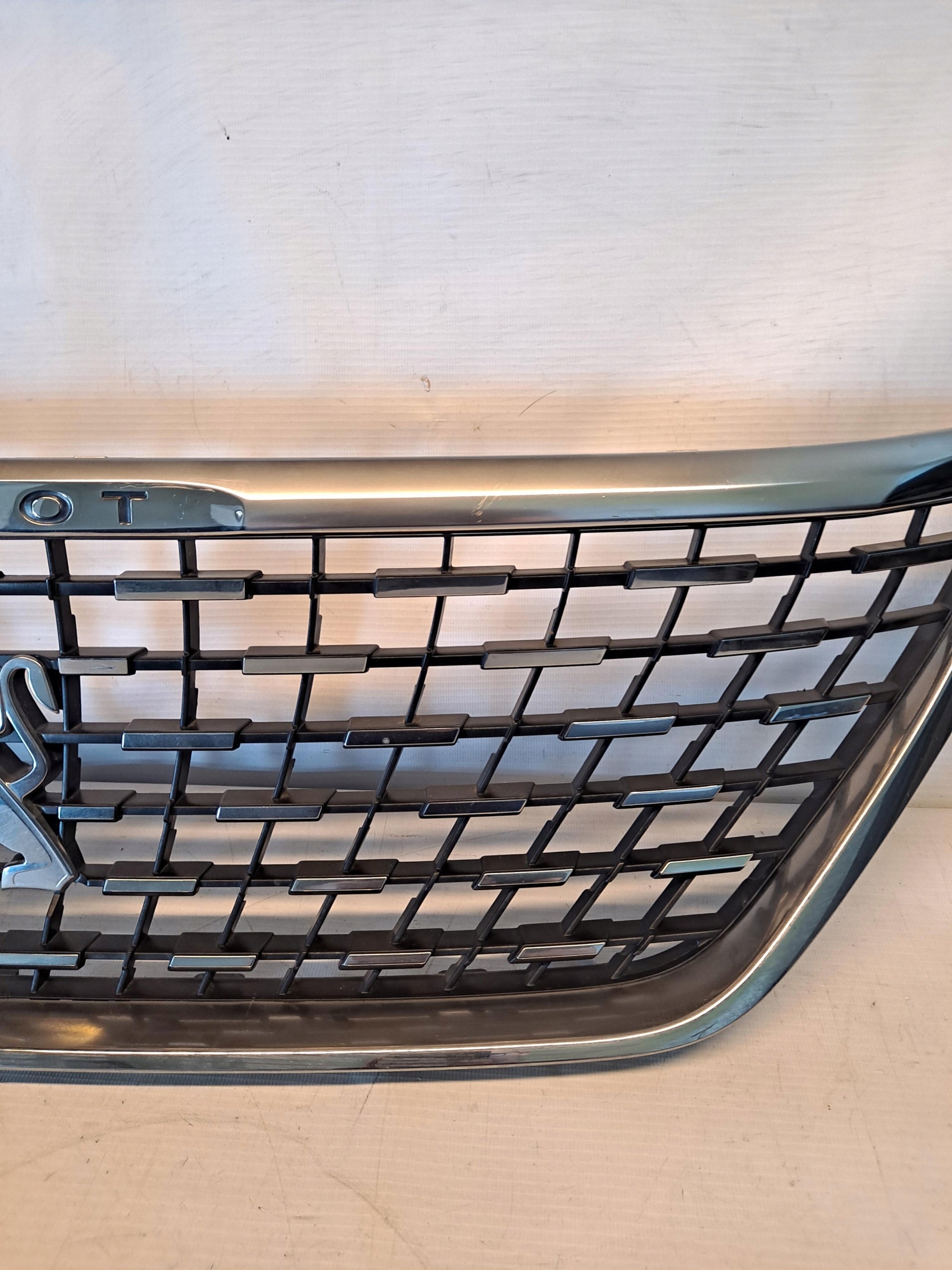 Peugeot 607 3008 II PEUGEOT 3008 I FRONTGRILL 9815336077