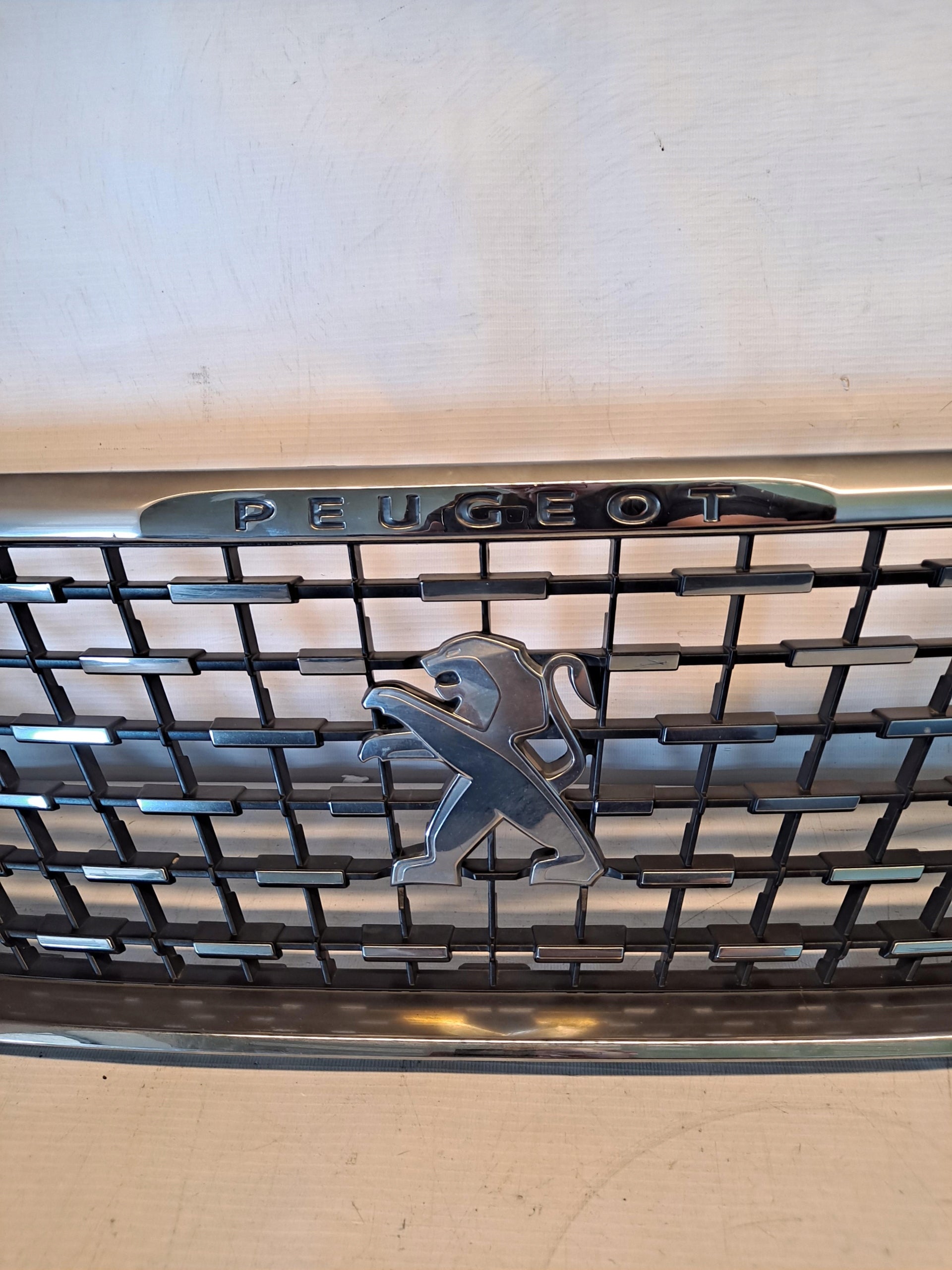 Peugeot 607 3008 II PEUGEOT 3008 I FRONTGRILL 9815336077