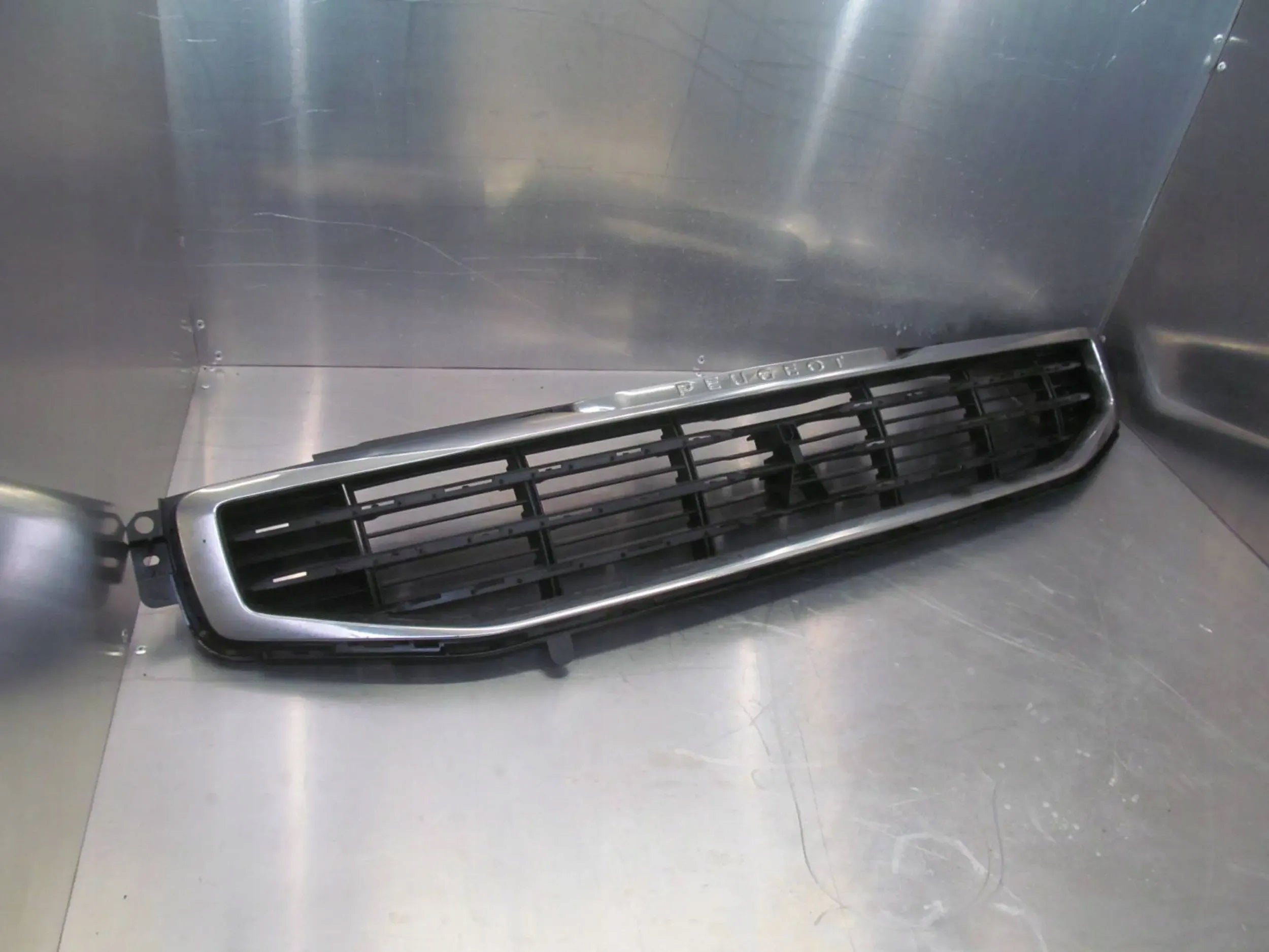  Kühlergrill Peugeot 404 PEUGEOT 508 FRONTGRILL 9807631077 Kühlergitter product image