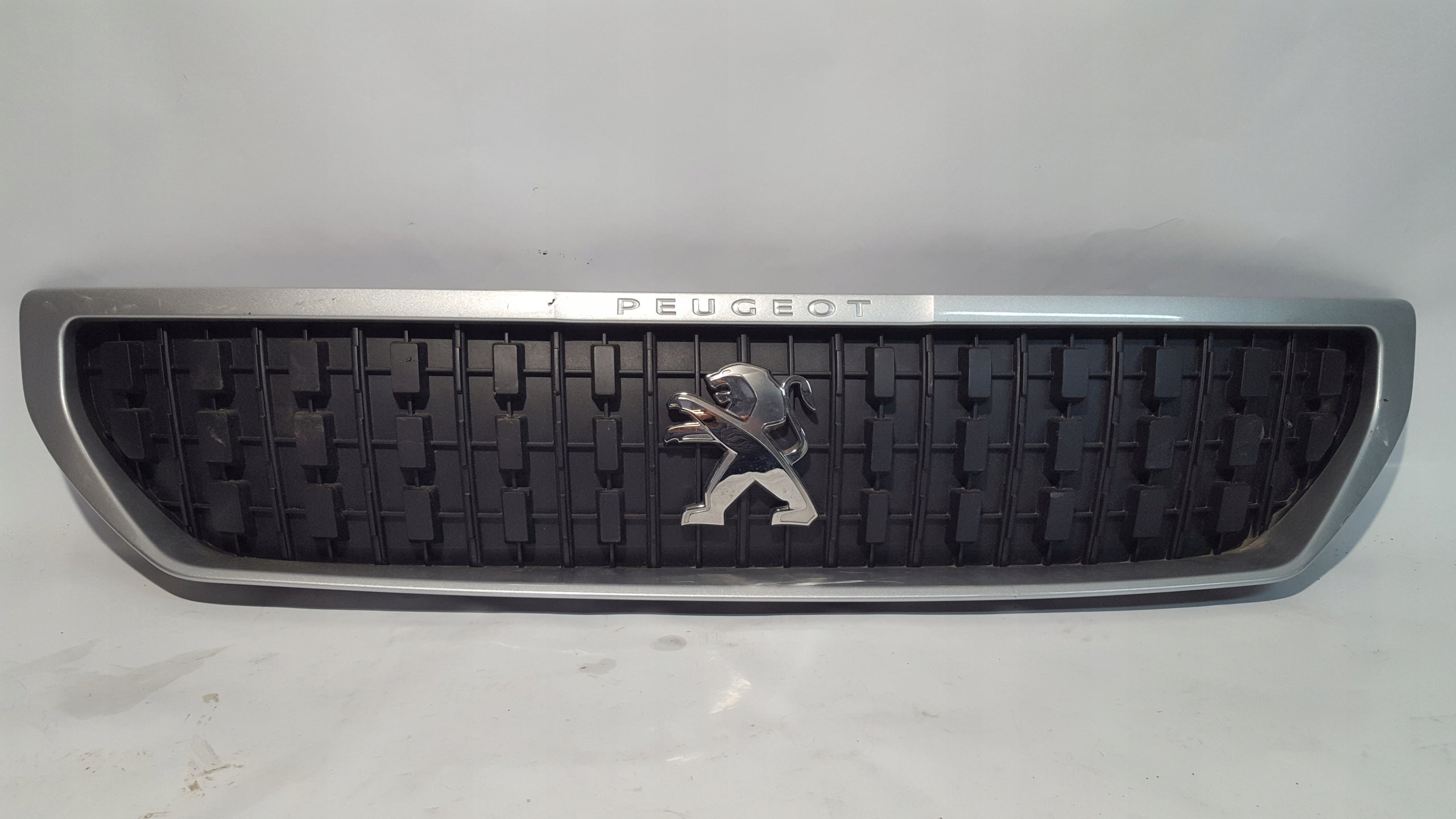  Peugeot PEUGEOT EXPERT II 104 EXPERT III TRAVELLER FRONTGRILL 9811710477 product image