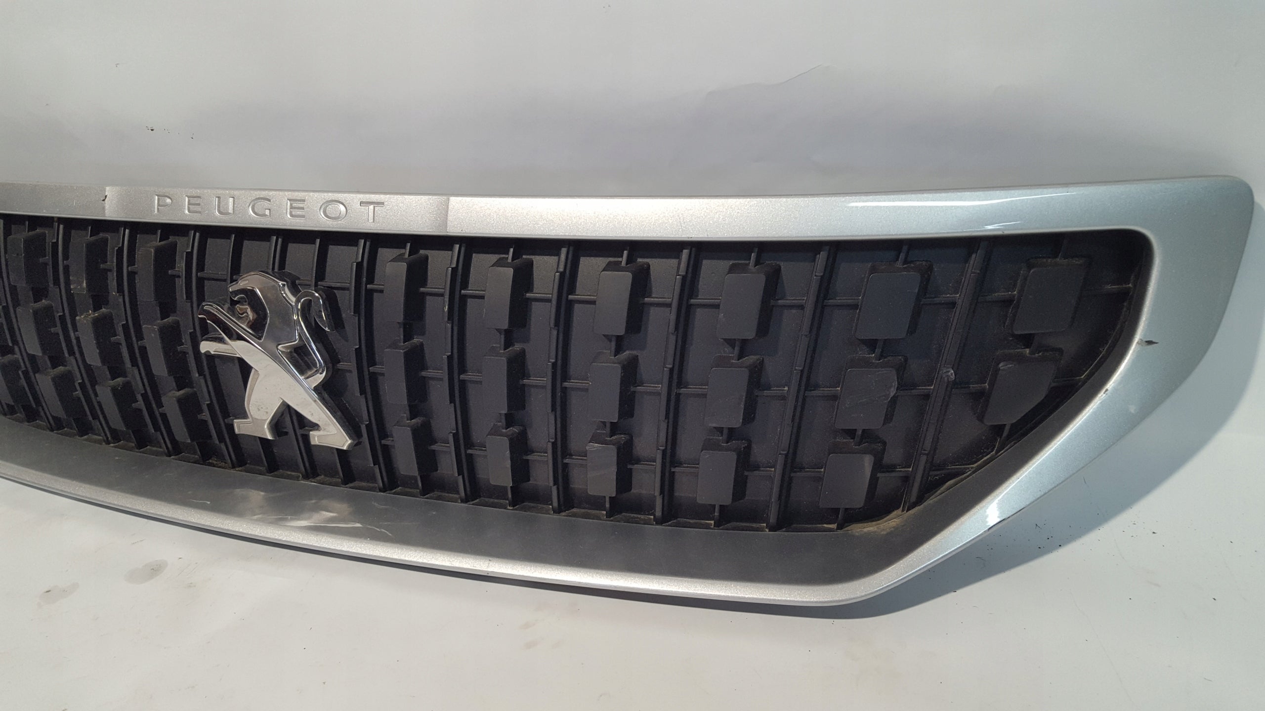 Peugeot PEUGEOT EXPERT II 104 EXPERT III TRAVELLER FRONTGRILL 9811710477