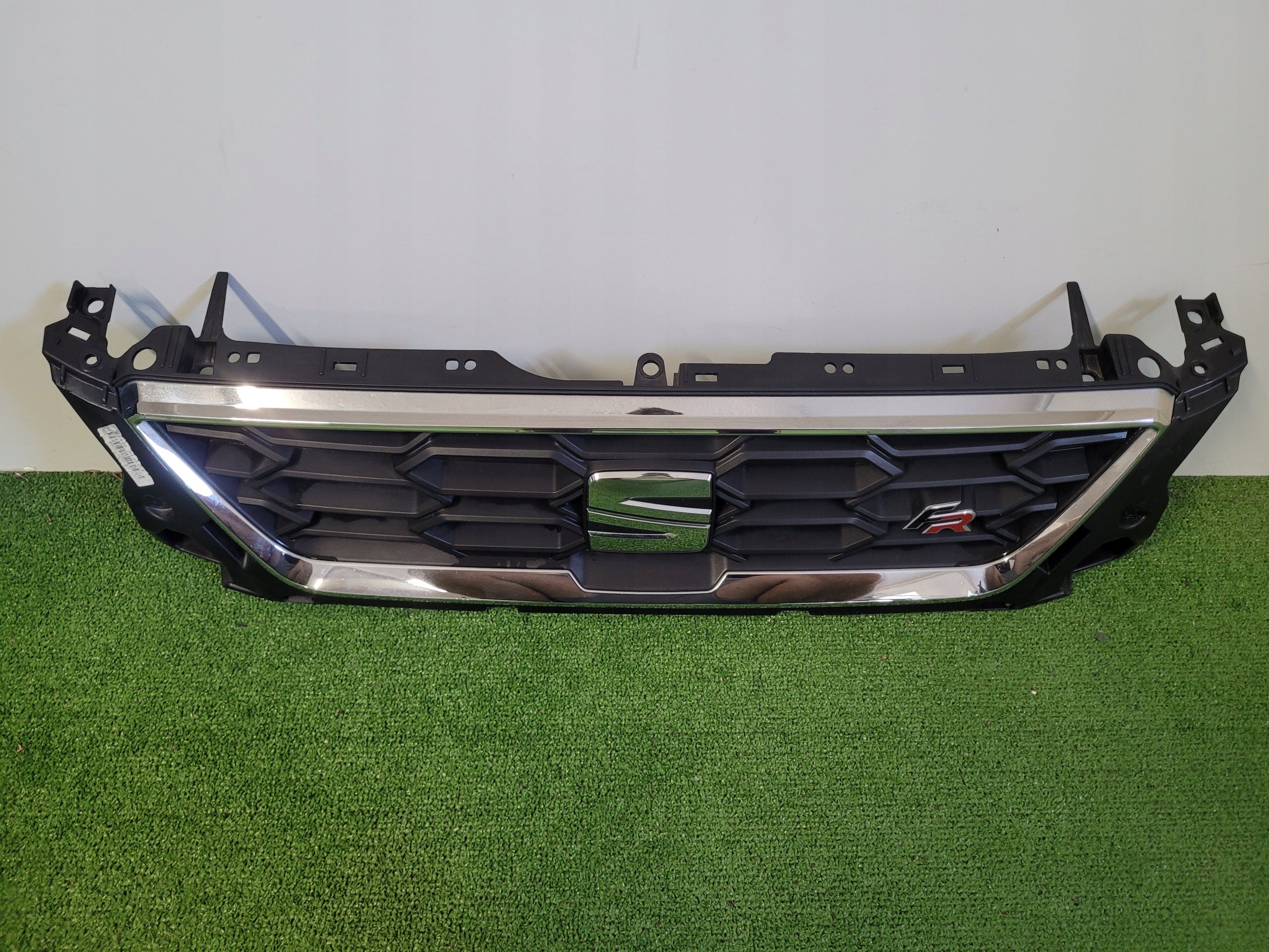 Kühlergrill SEAT  FRONTGRILL 6F0853654E Kühlergitter