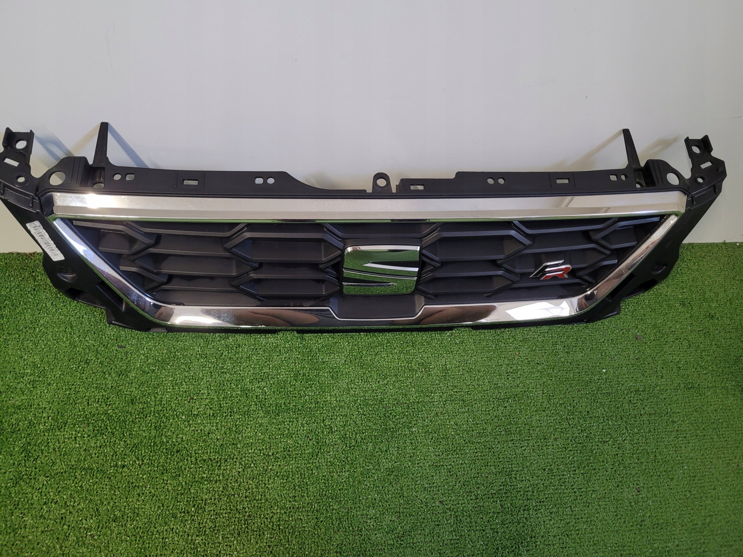 Kühlergrill SEAT  FRONTGRILL 6F0853654E Kühlergitter