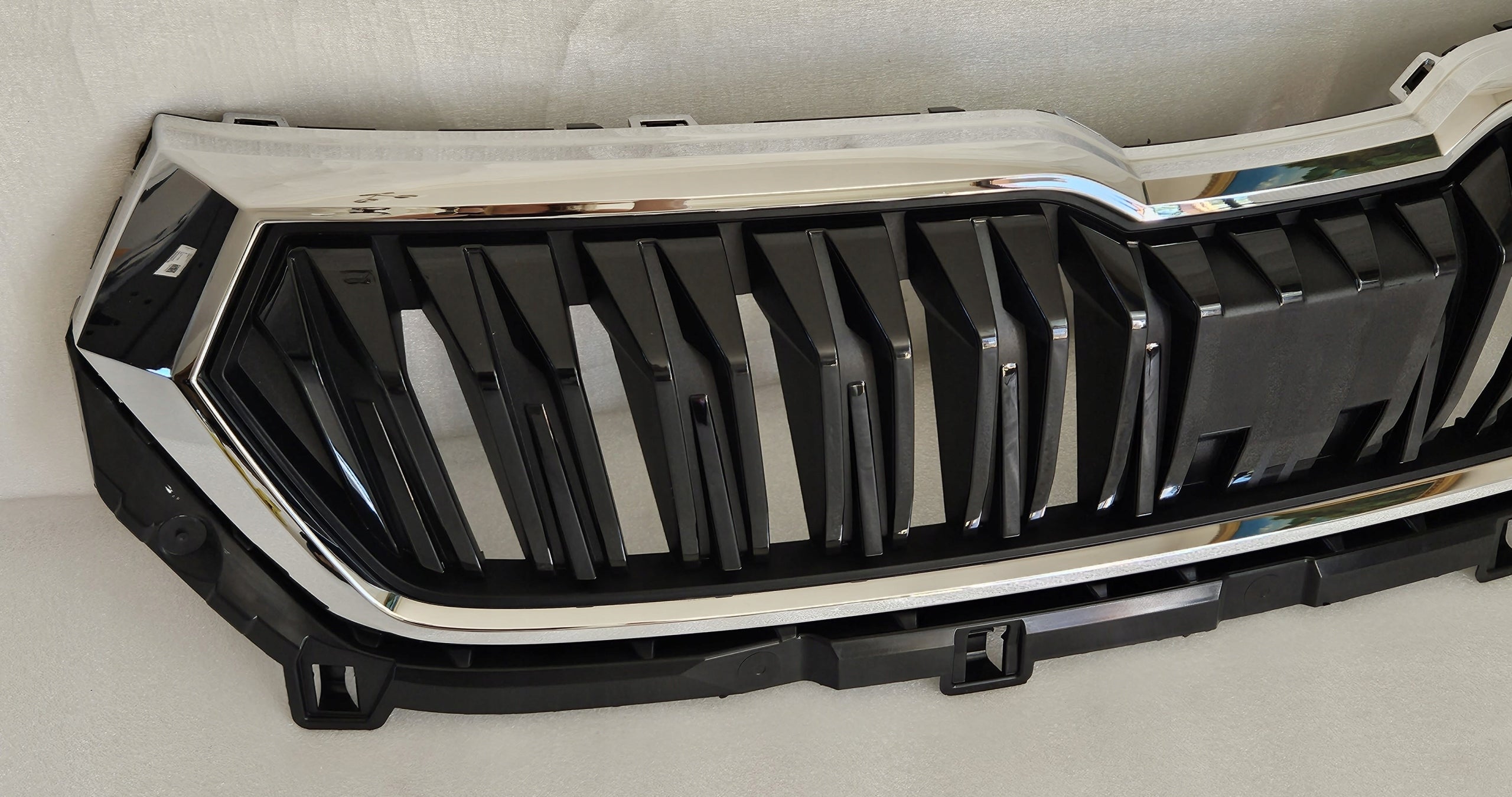 Kühlergrill Skoda KAROQ FRONTGRILL 57A853653GG Kühlergitter