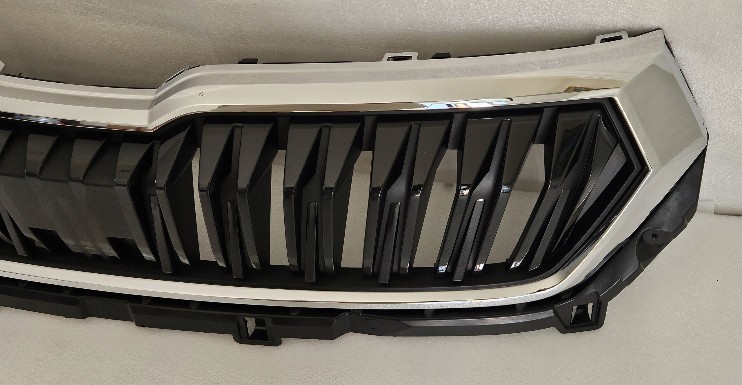 Kühlergrill Skoda KAROQ FRONTGRILL 57A853653GG Kühlergitter