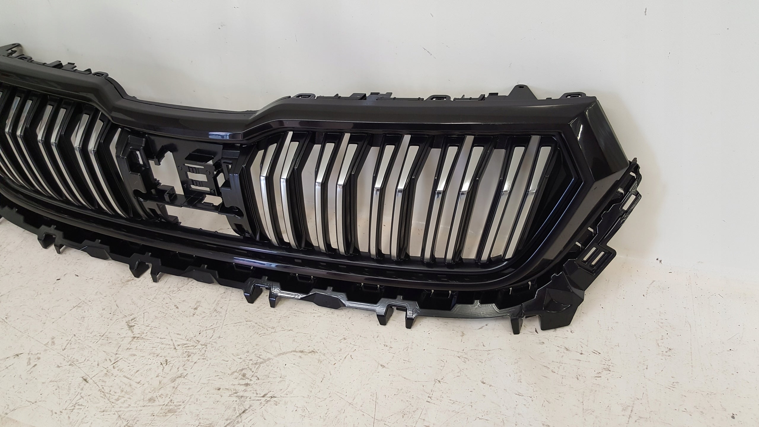 Kühlergrill Skoda KODIAQ FRONTGRILL 565853653j Kühlergitter