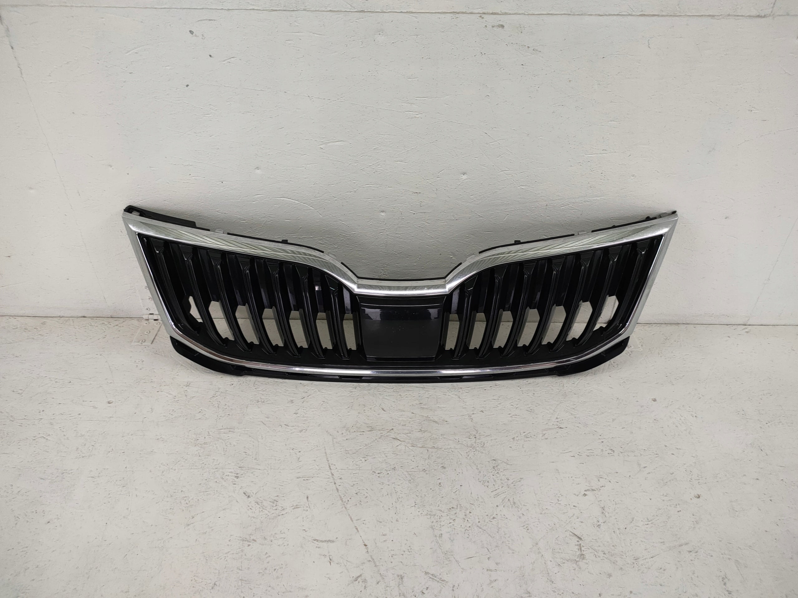 Kühlergrill Skoda OCTAVIA III FRONTGRILL 5E0853653CA Kühlergitter