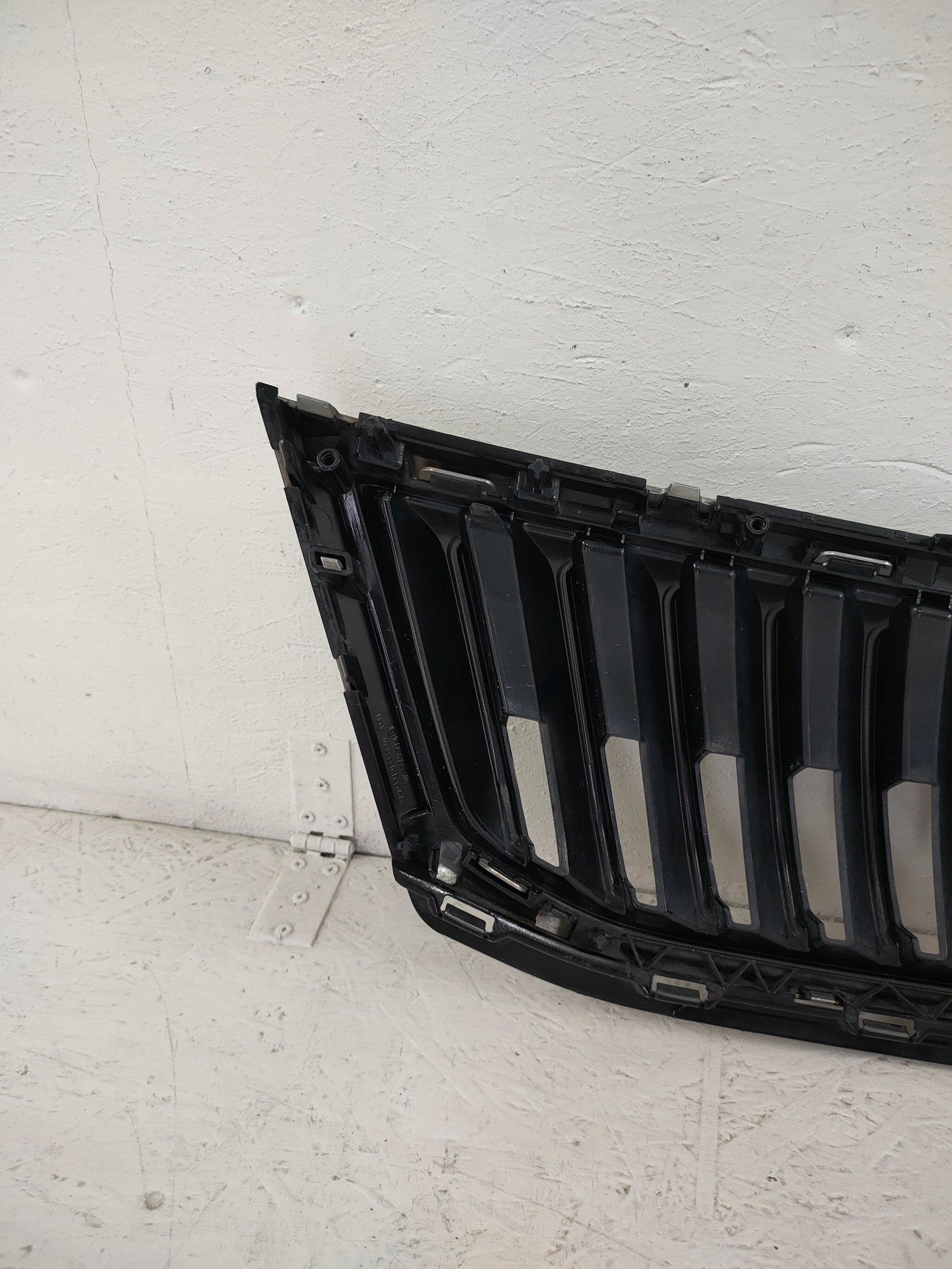 Kühlergrill Skoda OCTAVIA III FRONTGRILL 5E0853653CA Kühlergitter