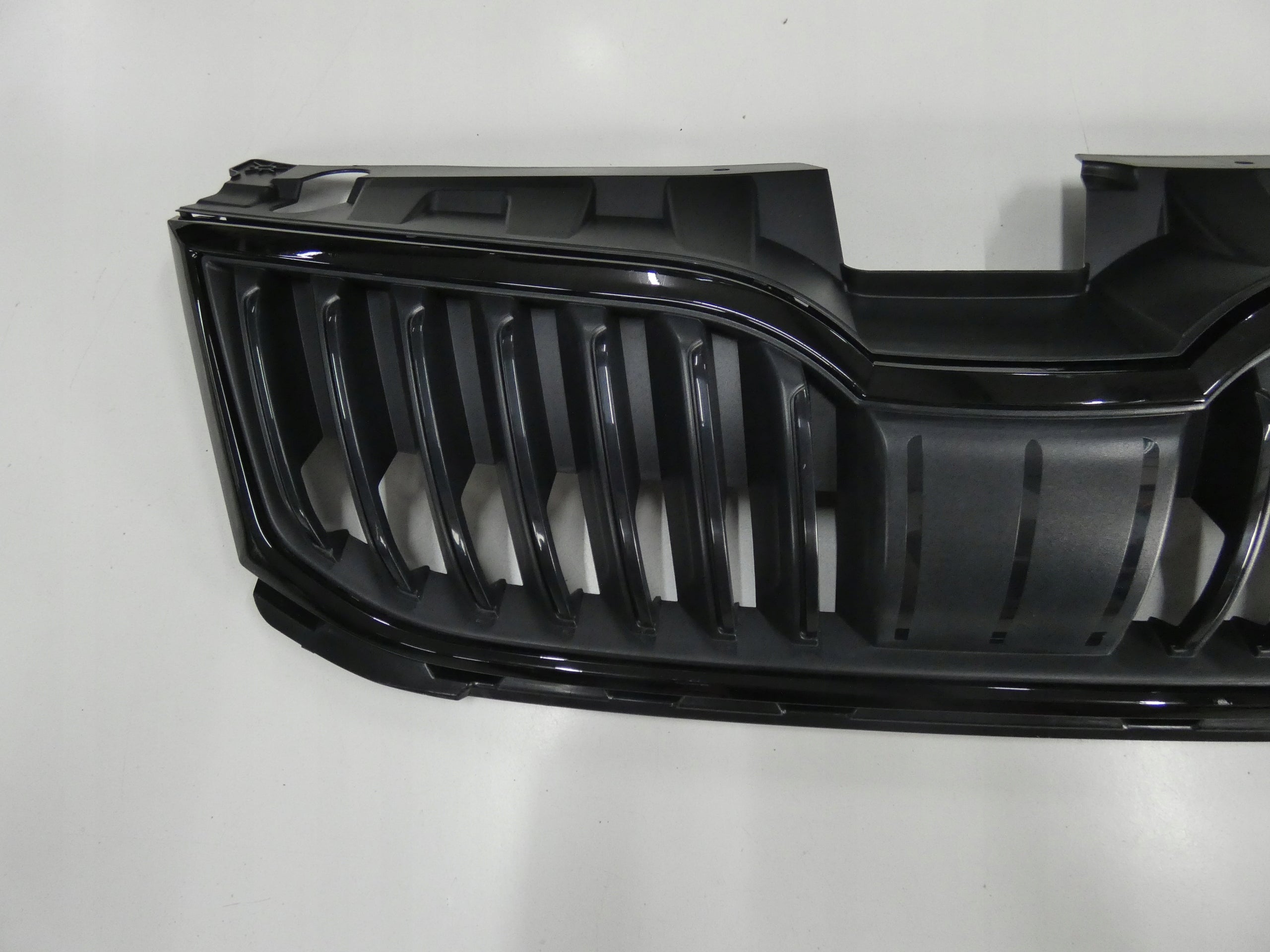 Kühlergrill Skoda OCTAVIA III FRONTGRILL 5E0853653at Kühlergitter