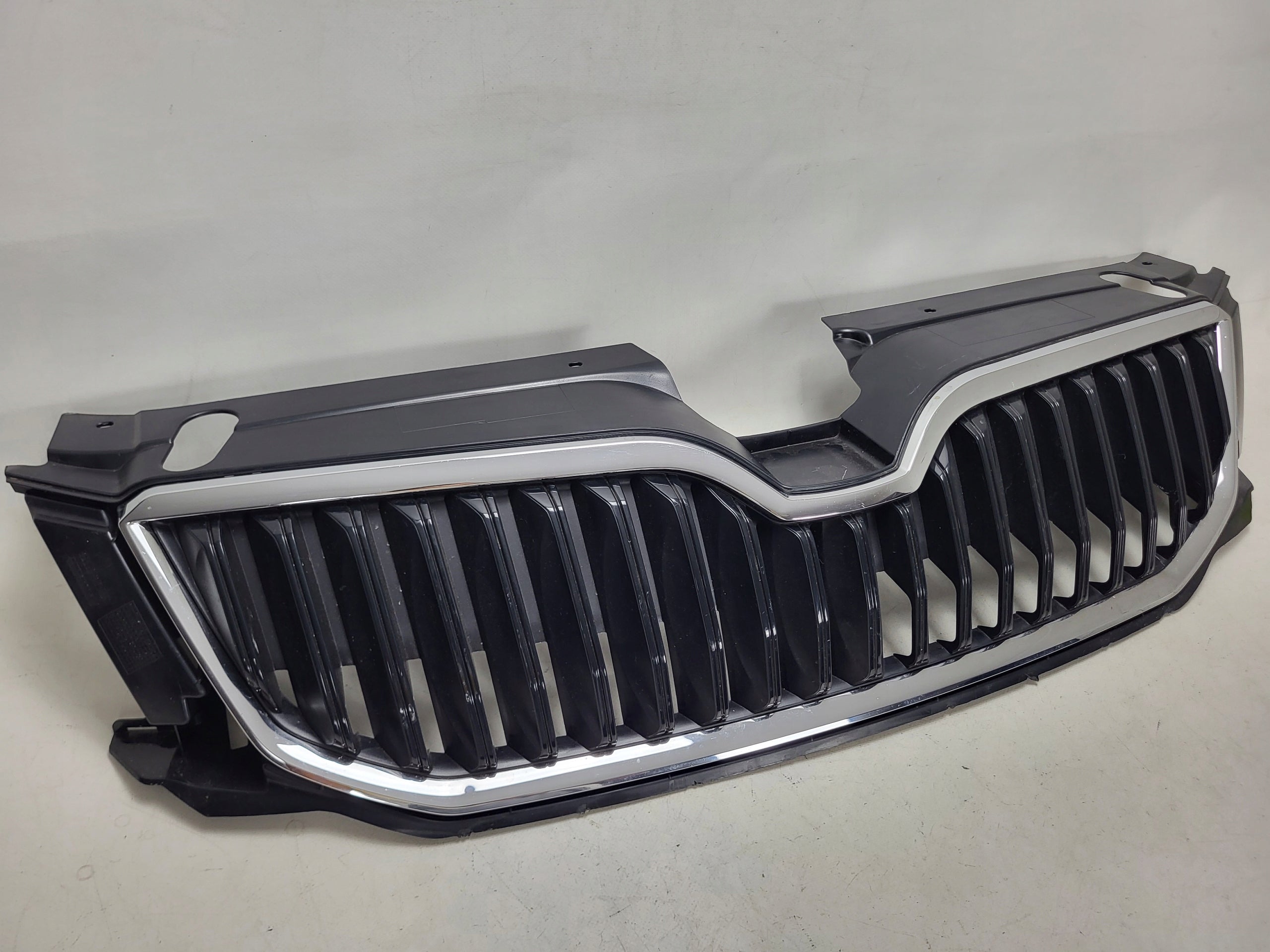 Kühlergrill Skoda OCTAVIA III FRONTGRILL 5E0853653SK Kühlergitter