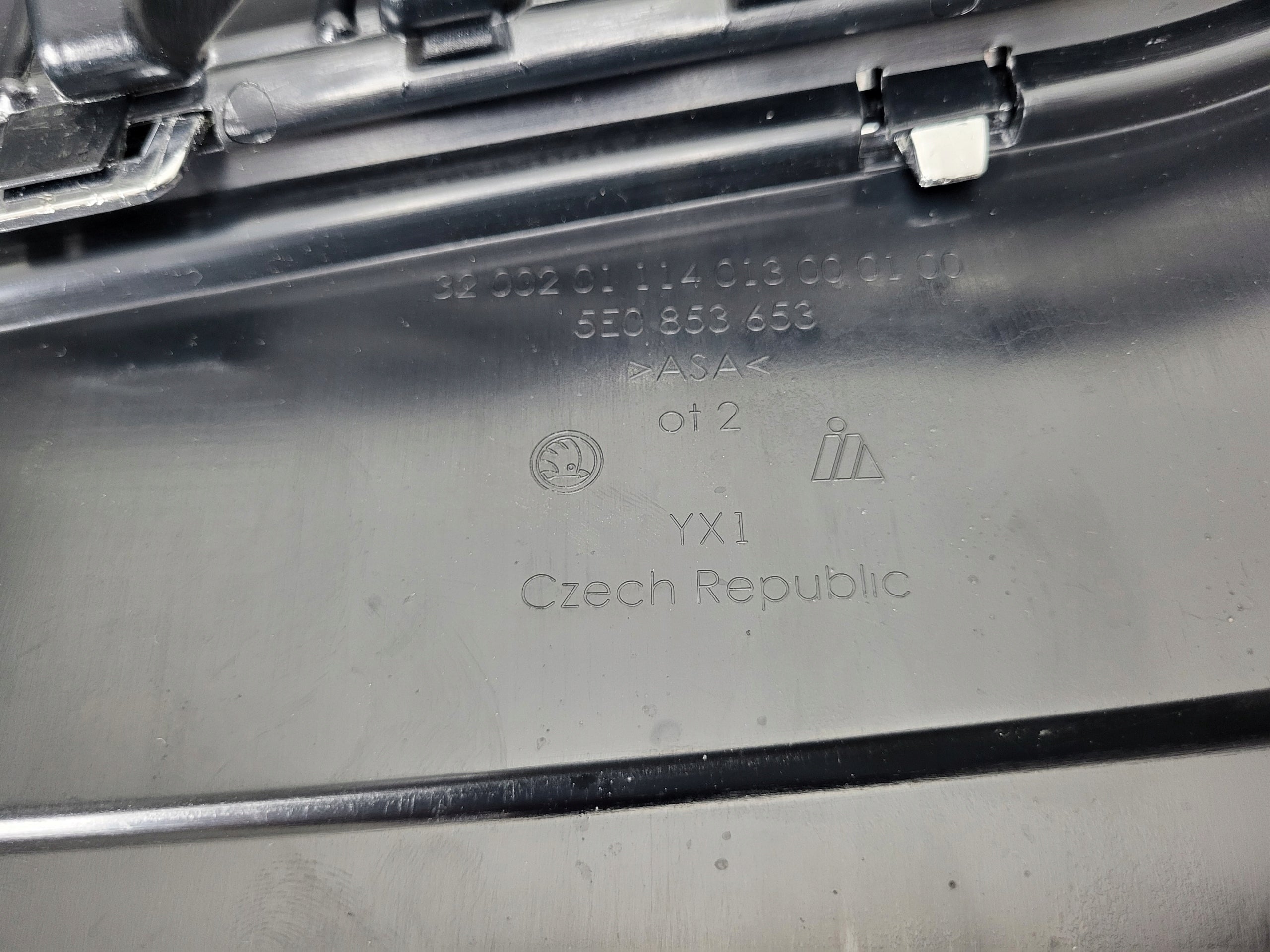 Kühlergrill Skoda OCTAVIA III FRONTGRILL 5E0853653SK Kühlergitter