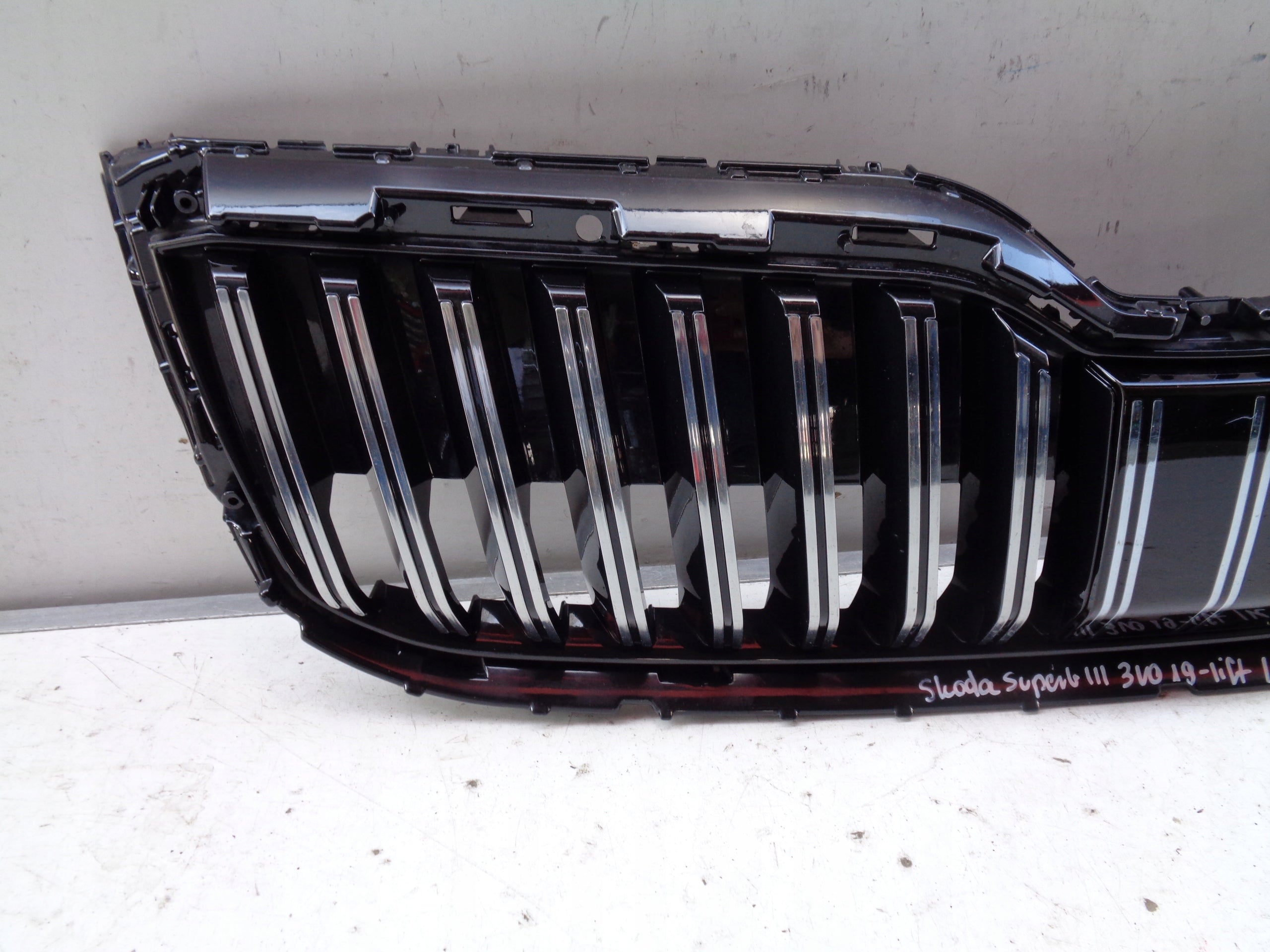 Kühlergrill Skoda SUPERB III 3 FRONTGRILL 3V0853653G3 Kühlergitter