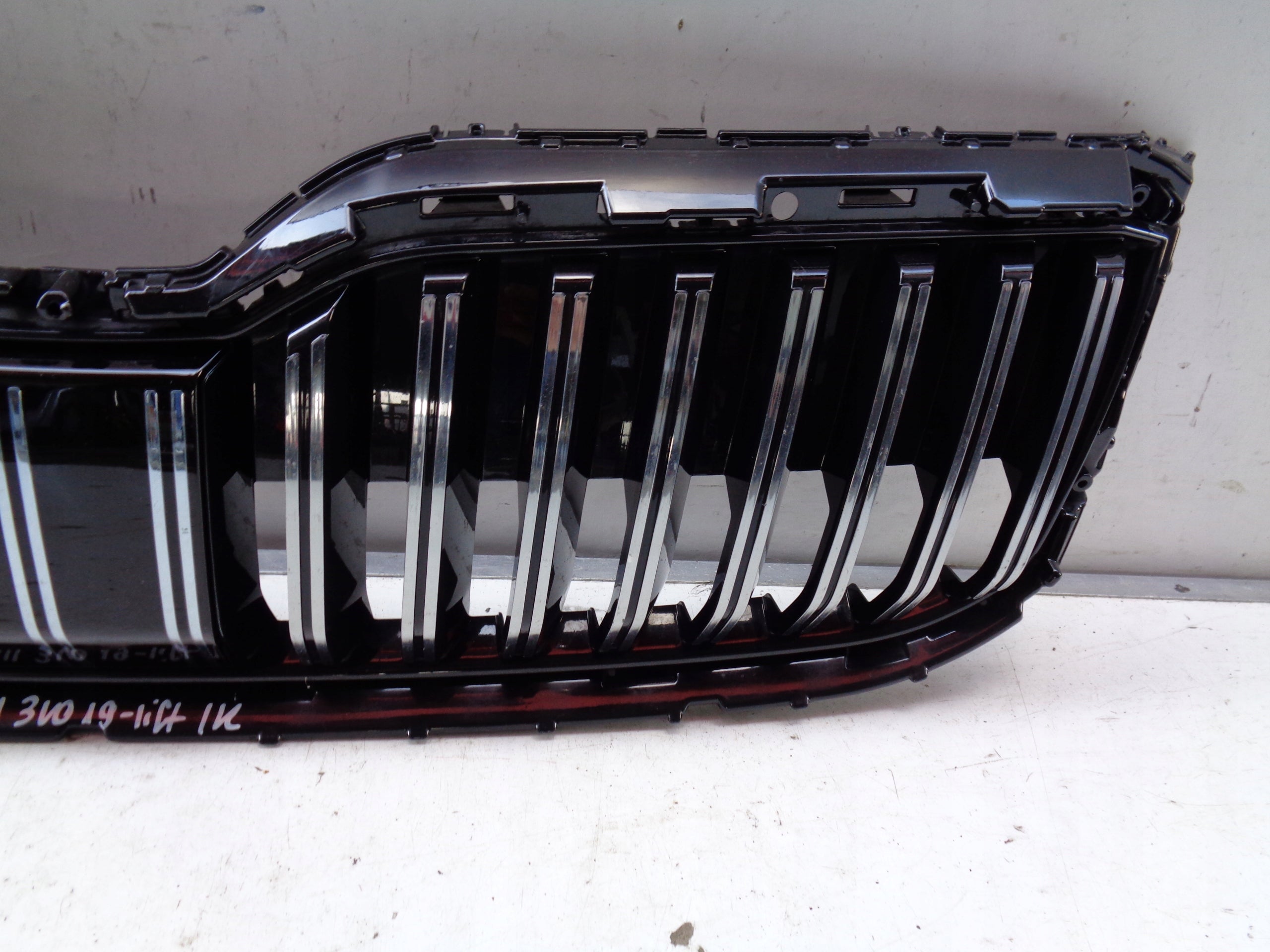 Kühlergrill Skoda SUPERB III 3 FRONTGRILL 3V0853653G3 Kühlergitter