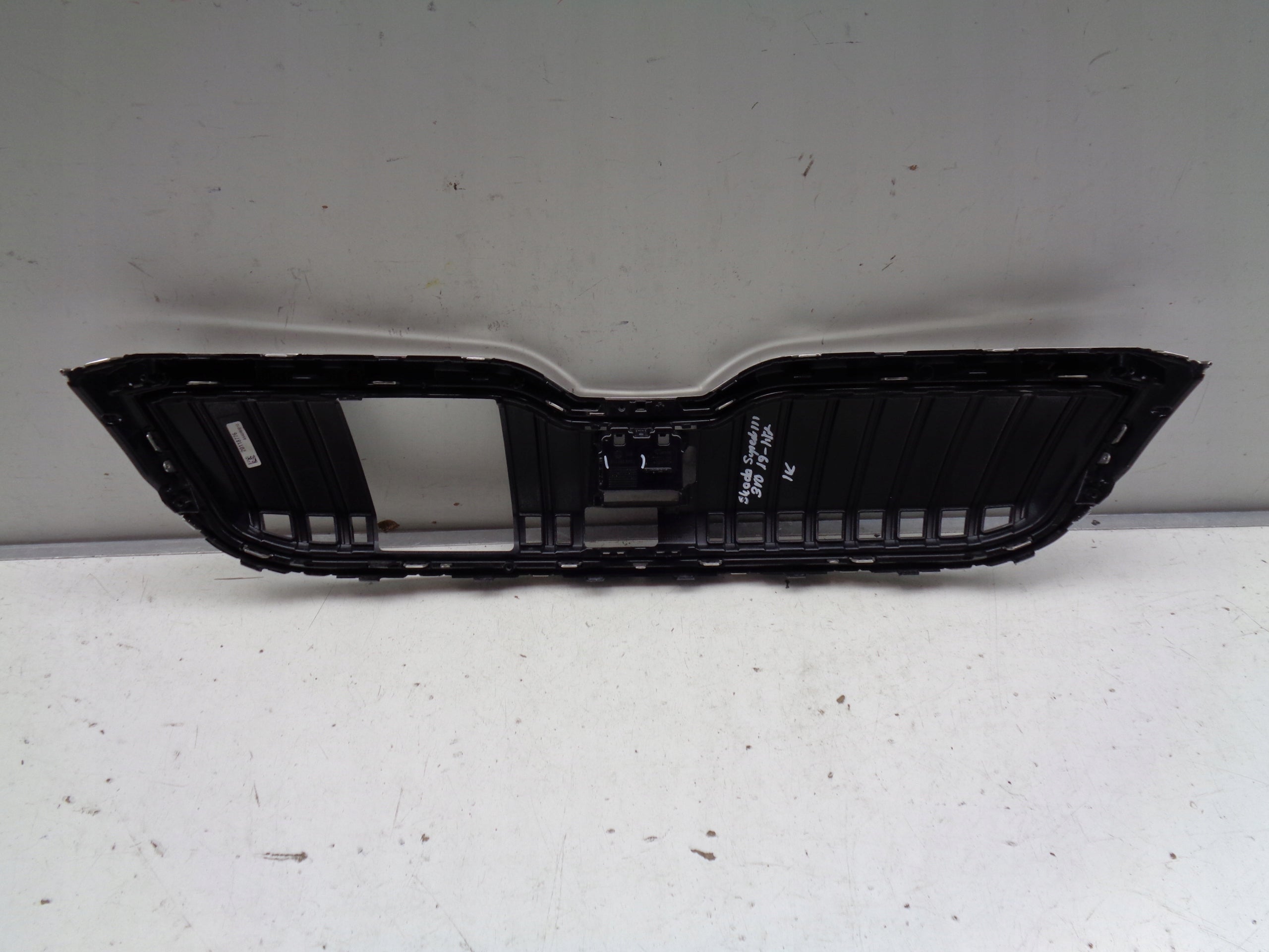 Kühlergrill Skoda SUPERB III 3 FRONTGRILL 3V0853653J Kühlergitter