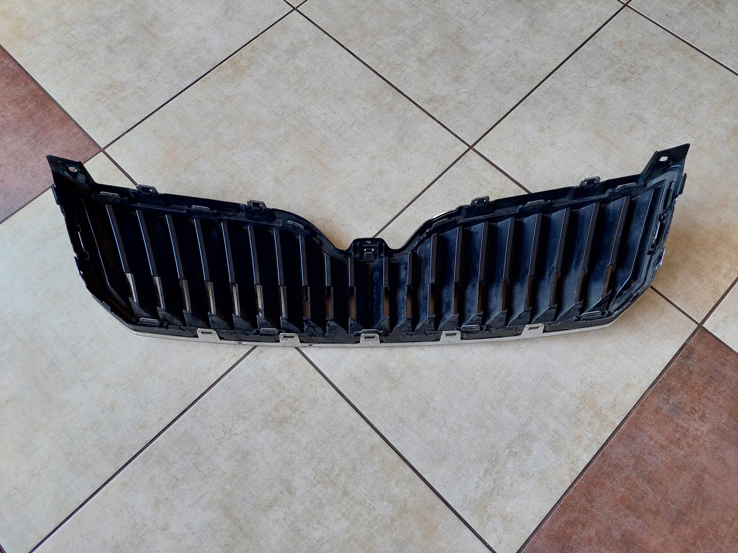 Kühlergrill Skoda SUPERB II FRONTGRILL 3T0853668B1 Kühlergitter