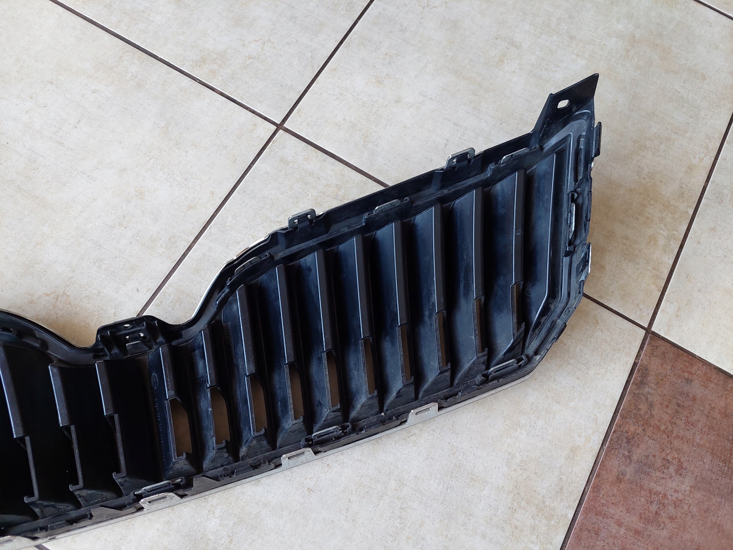 Kühlergrill Skoda SUPERB II FRONTGRILL 3T0853668B1 Kühlergitter