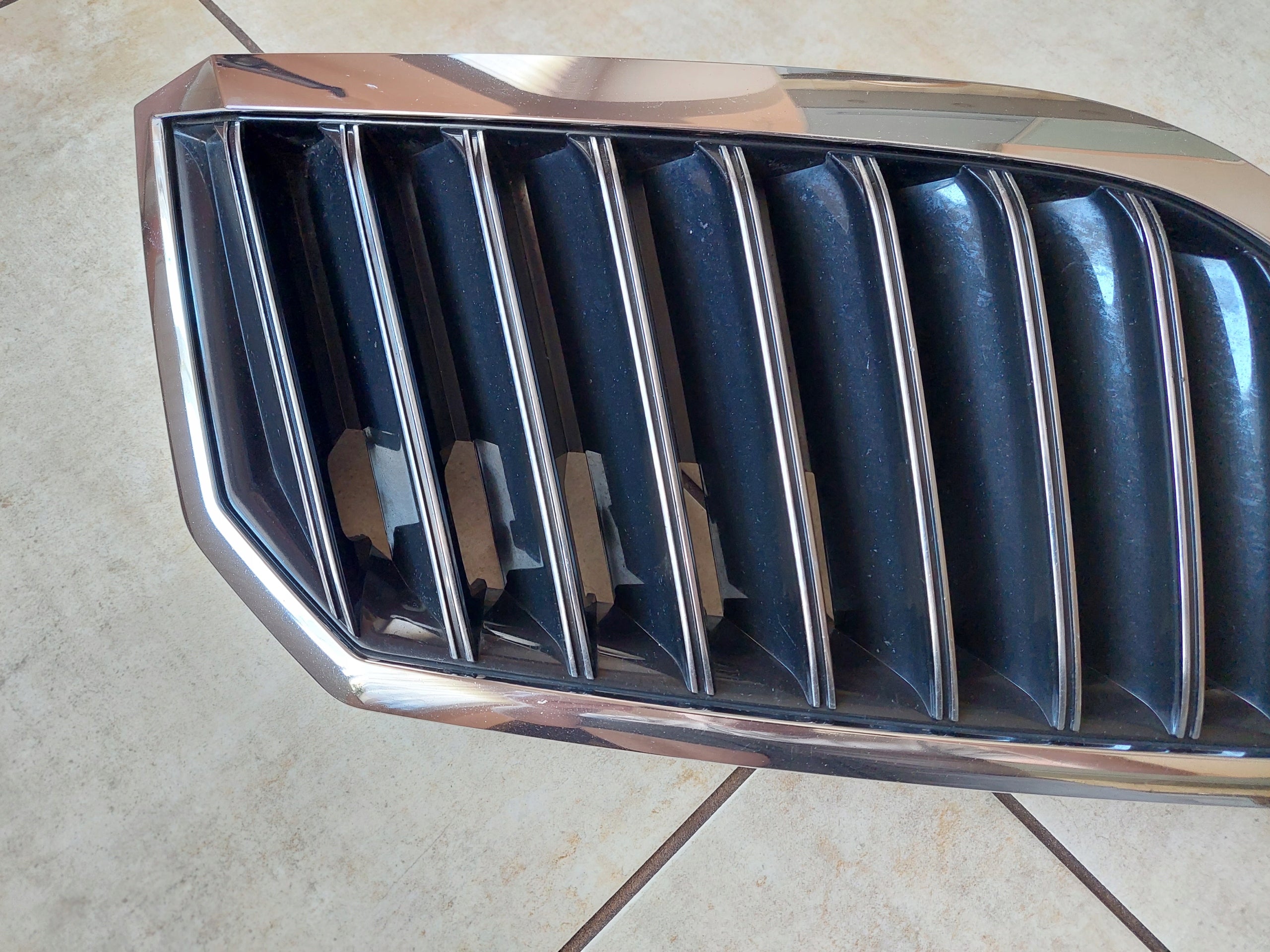 Kühlergrill Skoda SUPERB II FRONTGRILL 3T0853668B1 Kühlergitter