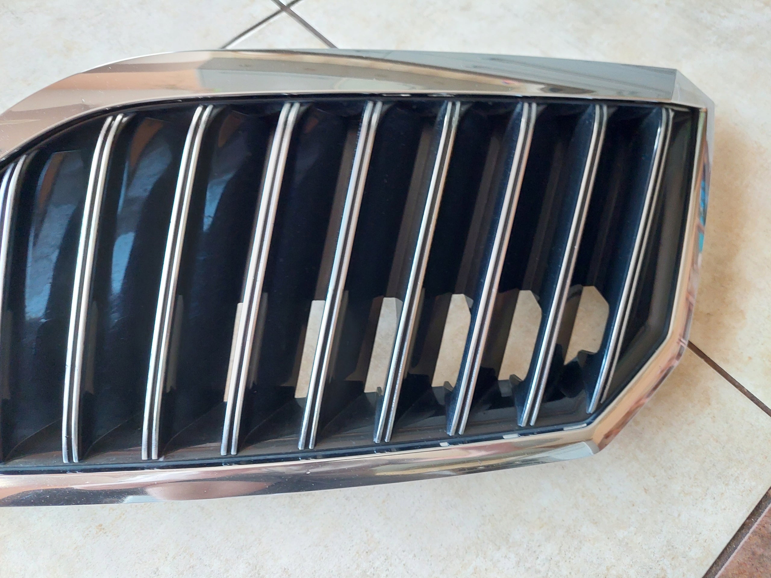 Kühlergrill Skoda SUPERB II FRONTGRILL 3T0853668B1 Kühlergitter