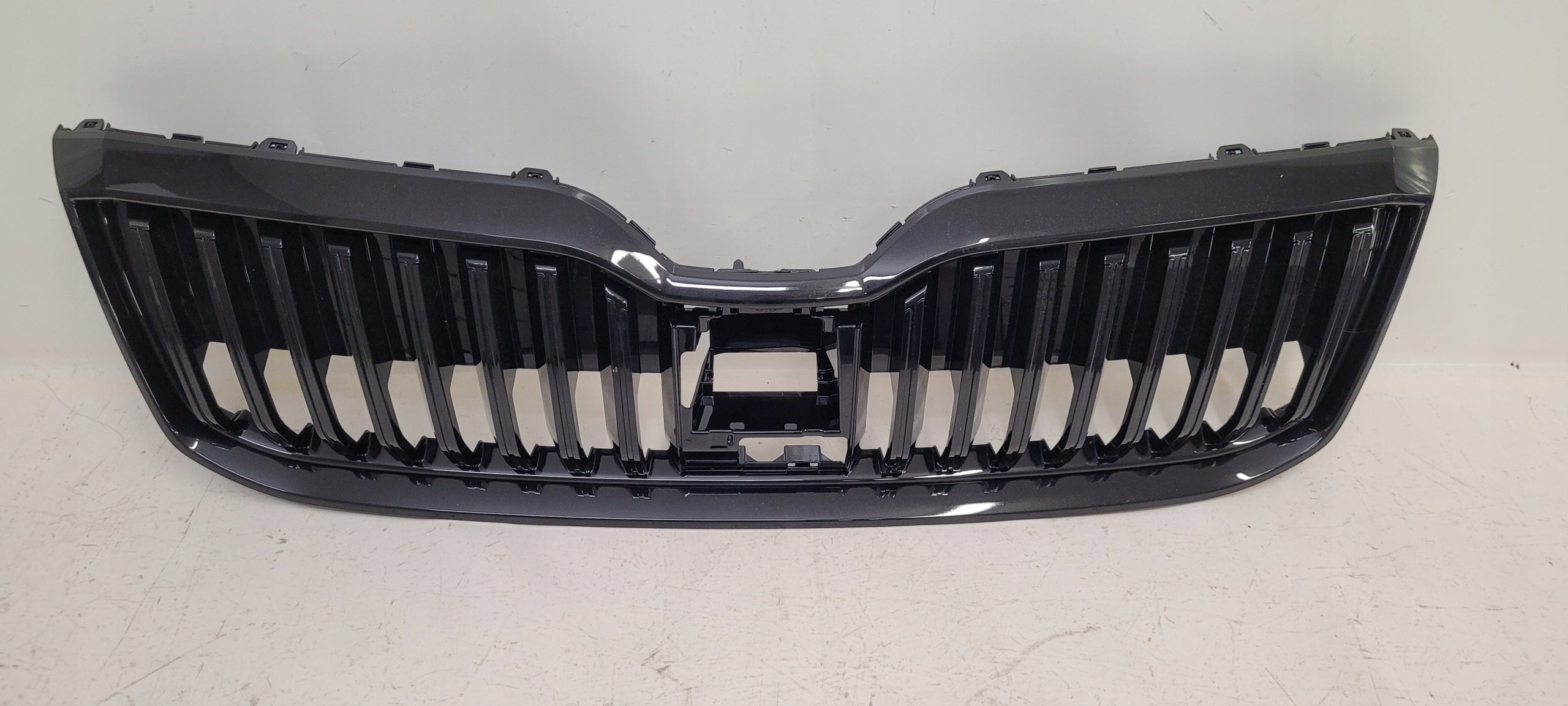 Kühlergrill Skoda SUPERB III 3 FRONTGRILL 3V08536536G Kühlergitter