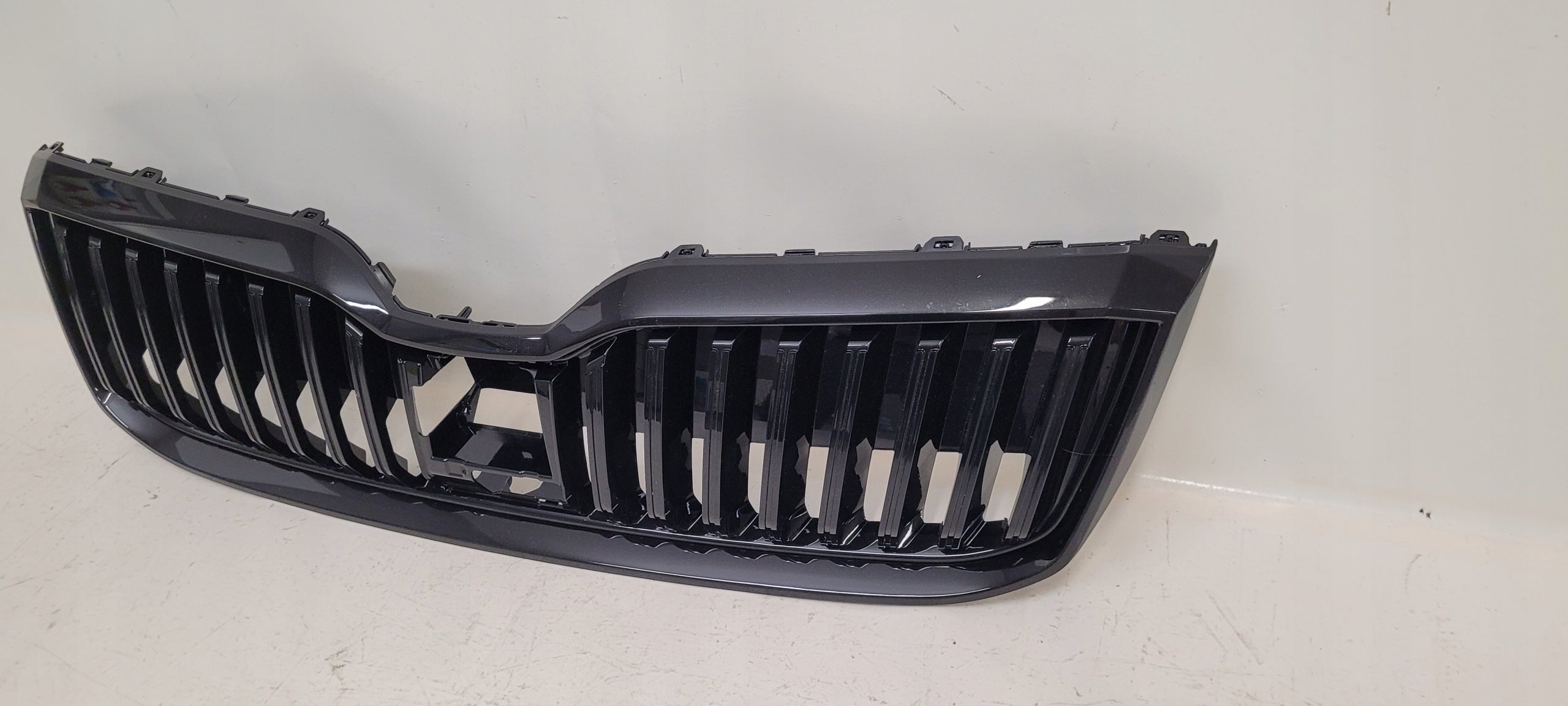 Kühlergrill Skoda SUPERB III 3 FRONTGRILL 3V08536536G Kühlergitter