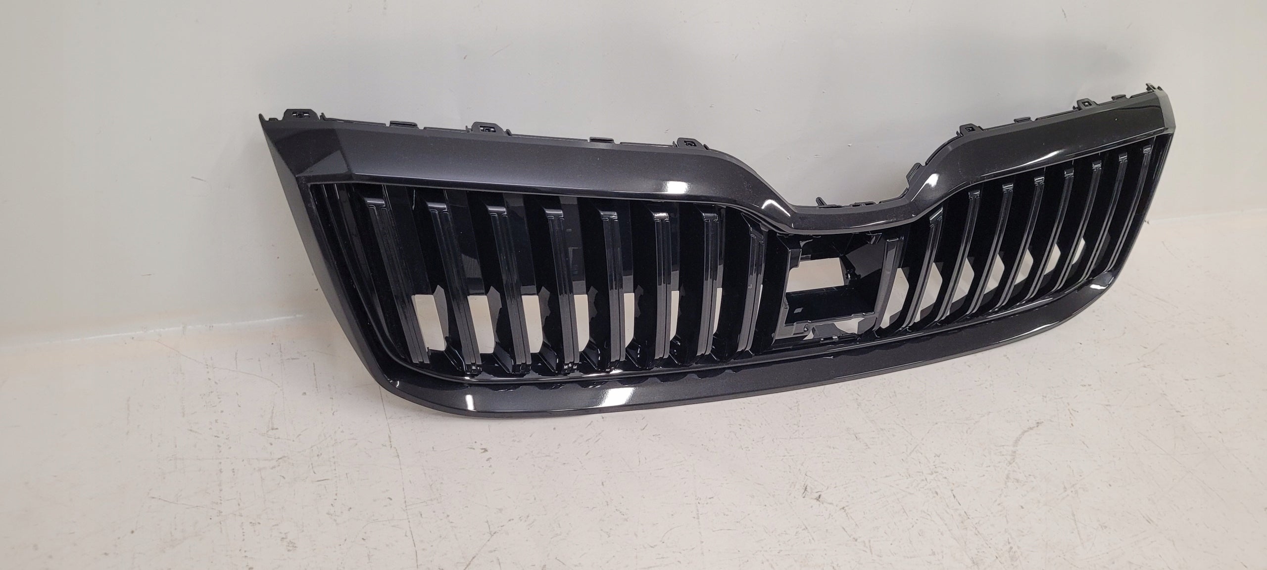 Kühlergrill Skoda SUPERB III 3 FRONTGRILL 3V08536536G Kühlergitter