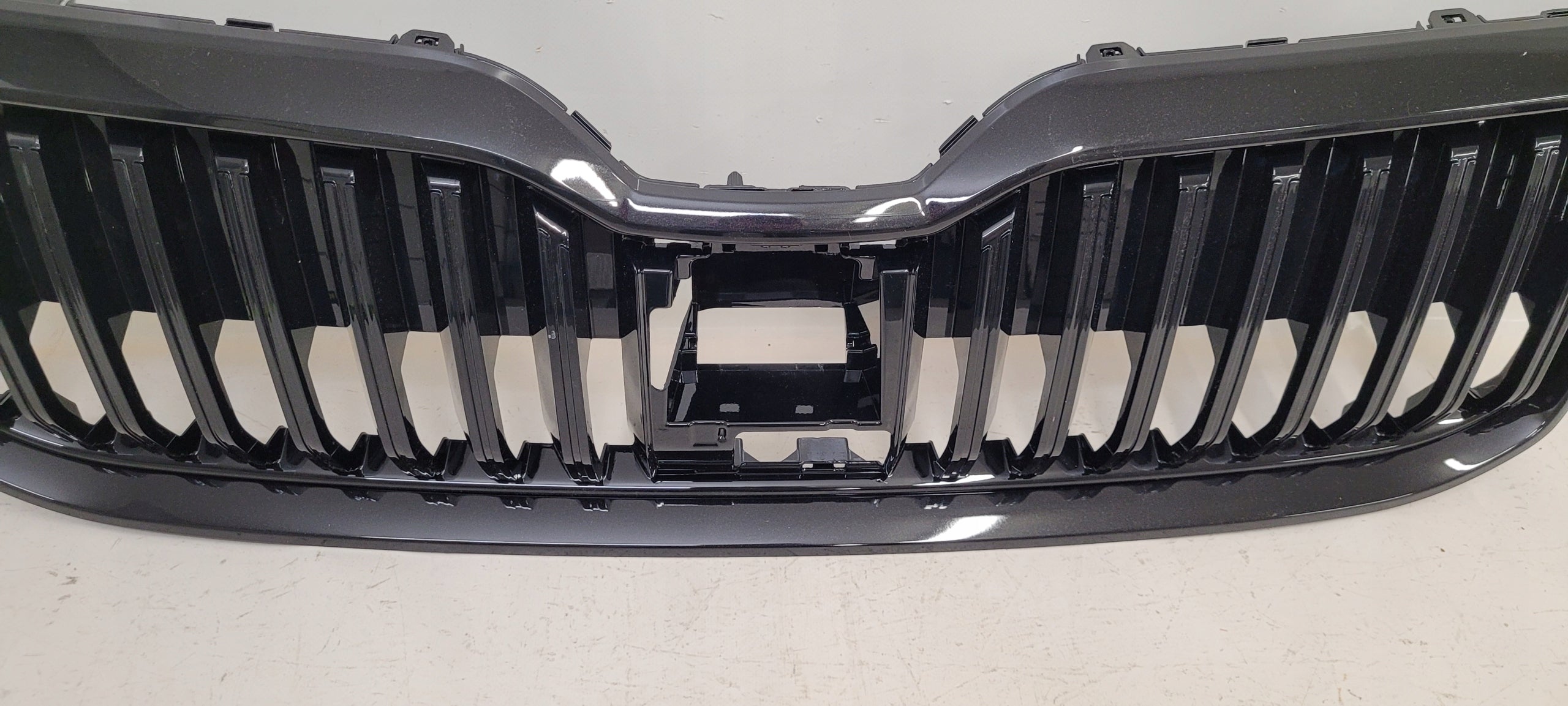 Kühlergrill Skoda SUPERB III 3 FRONTGRILL 3V08536536G Kühlergitter