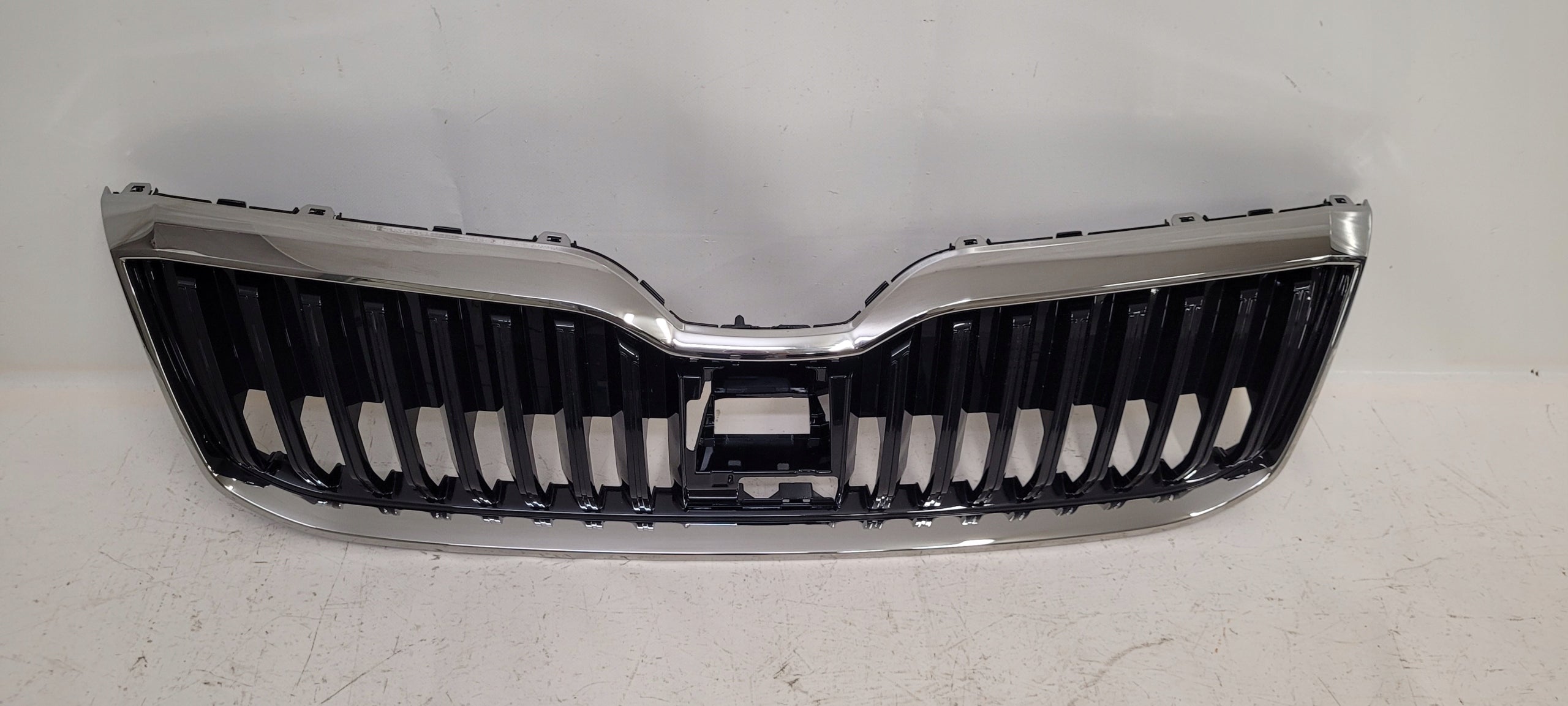 Kühlergrill Skoda SUPERB III 3 FRONTGRILL 3V08536536G Kühlergitter