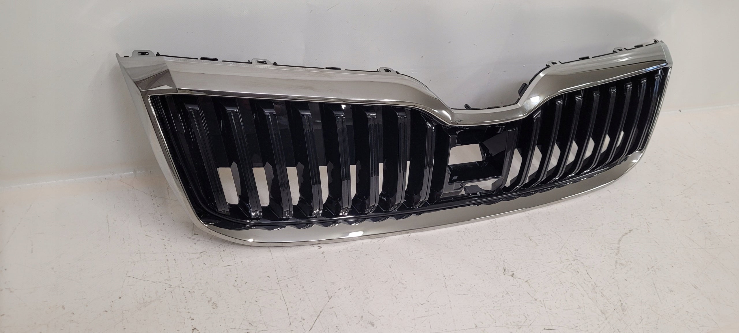 Kühlergrill Skoda SUPERB III 3 FRONTGRILL 3V08536536G Kühlergitter