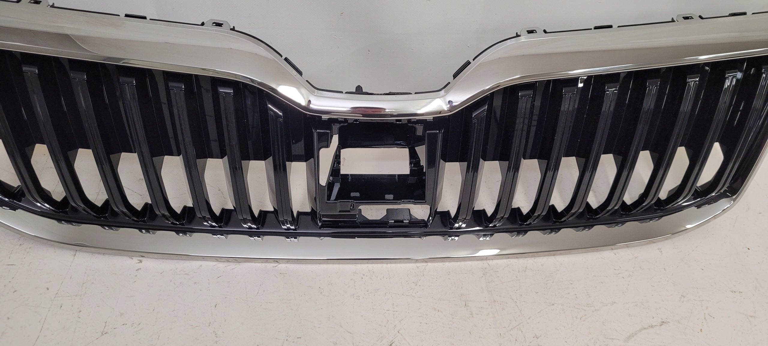 Kühlergrill Skoda SUPERB III 3 FRONTGRILL 3V08536536G Kühlergitter