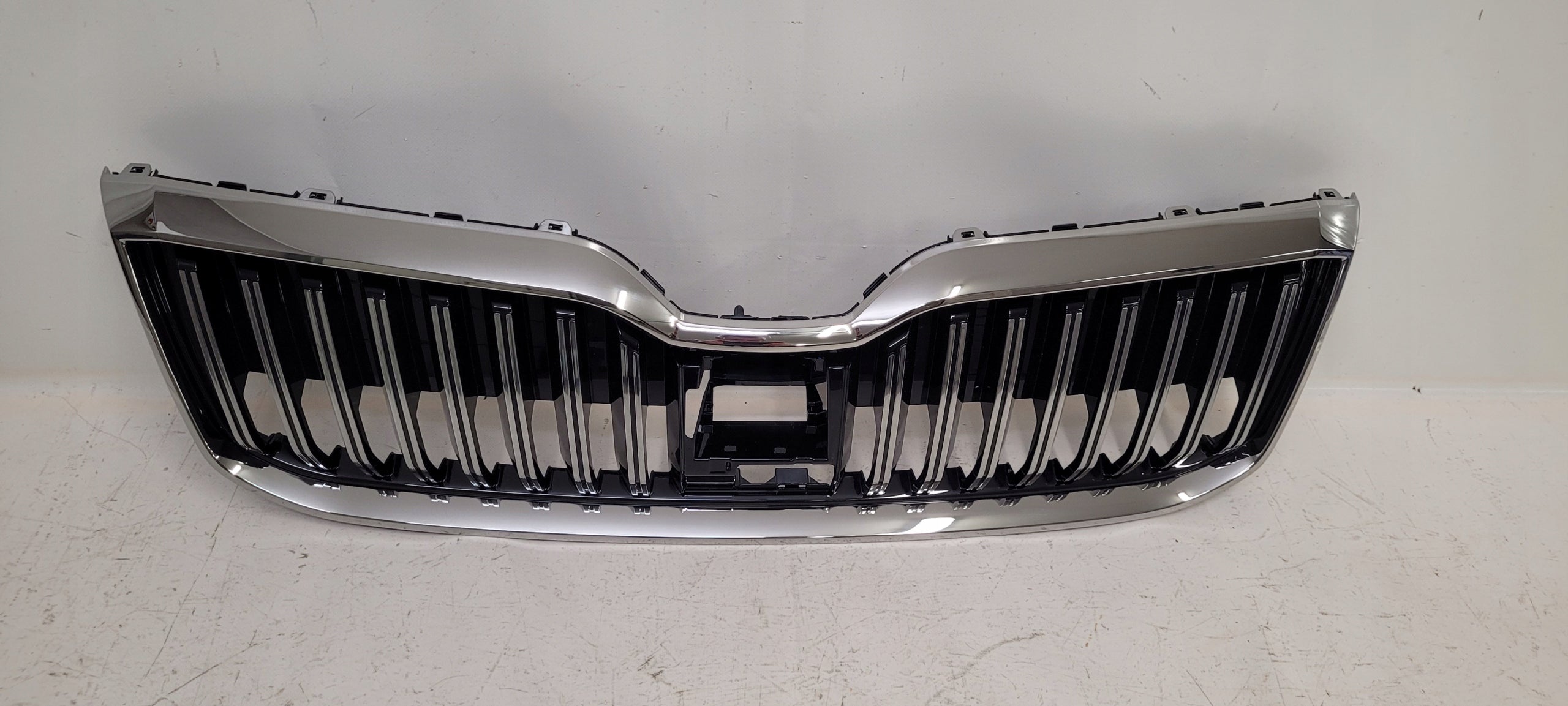 Kühlergrill Skoda SUPERB III 3 FRONTGRILL 3V08536536G Kühlergitter