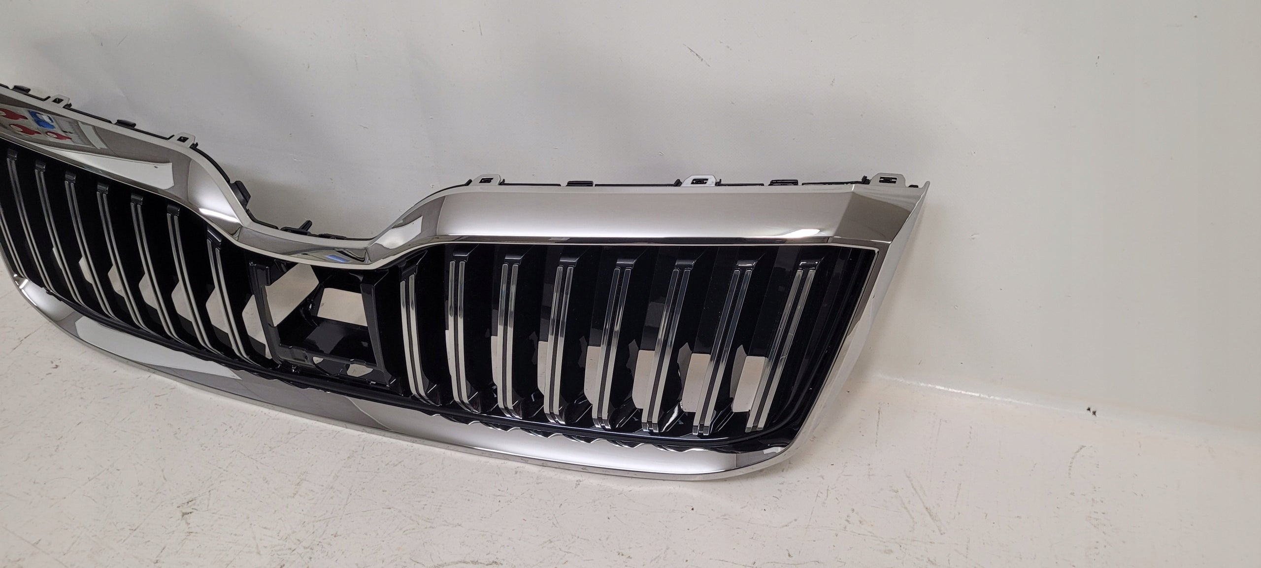 Kühlergrill Skoda SUPERB III 3 FRONTGRILL 3V08536536G Kühlergitter