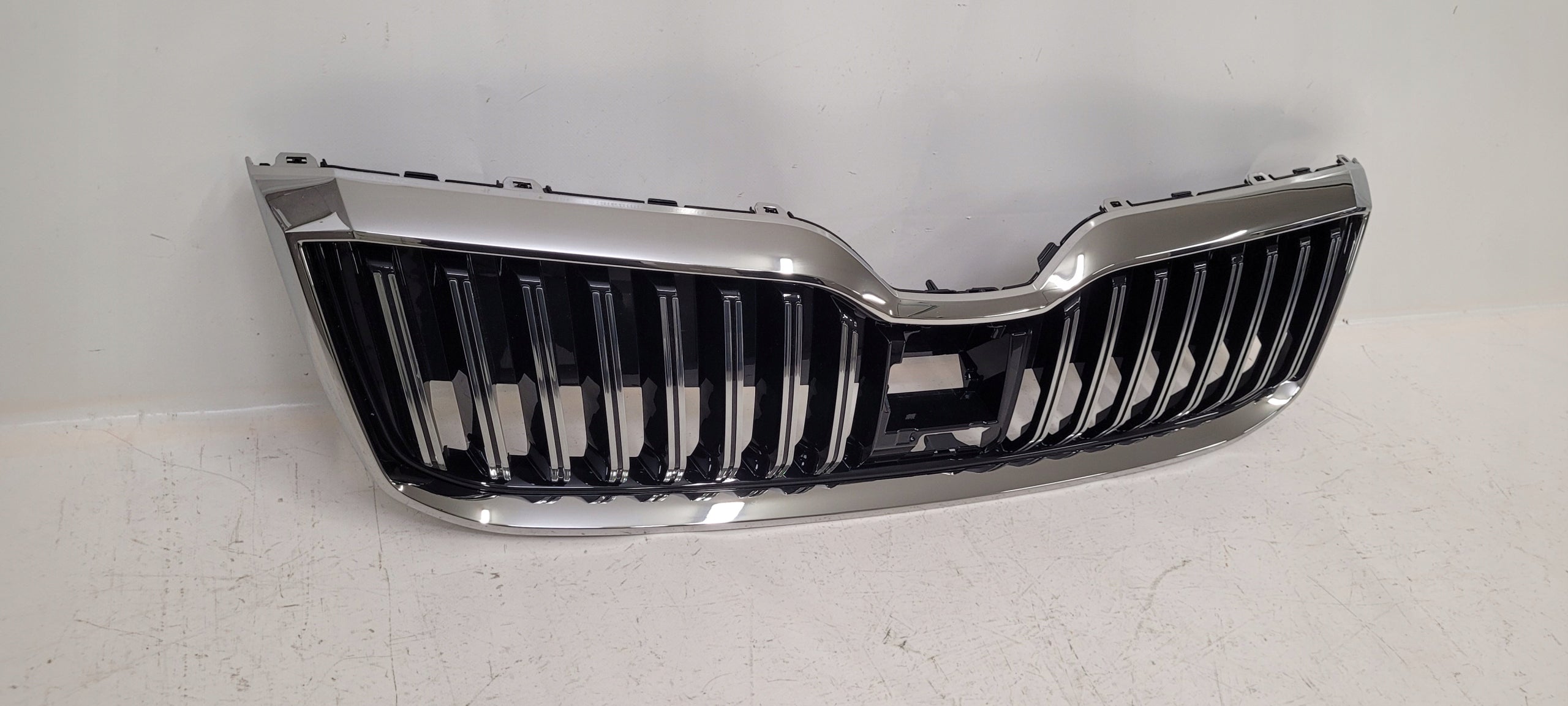 Kühlergrill Skoda SUPERB III 3 FRONTGRILL 3V08536536G Kühlergitter