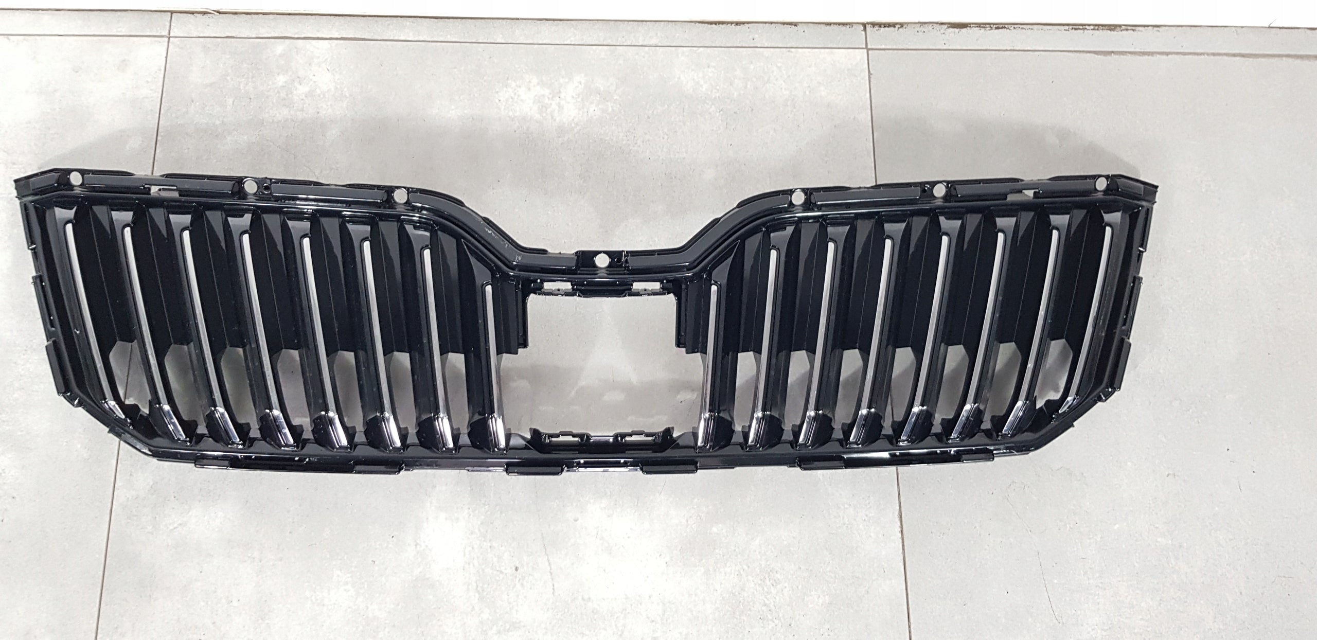 Kühlergrill Skoda SUPERB III 3 FRONTGRILL 3V0853653BA Kühlergitter