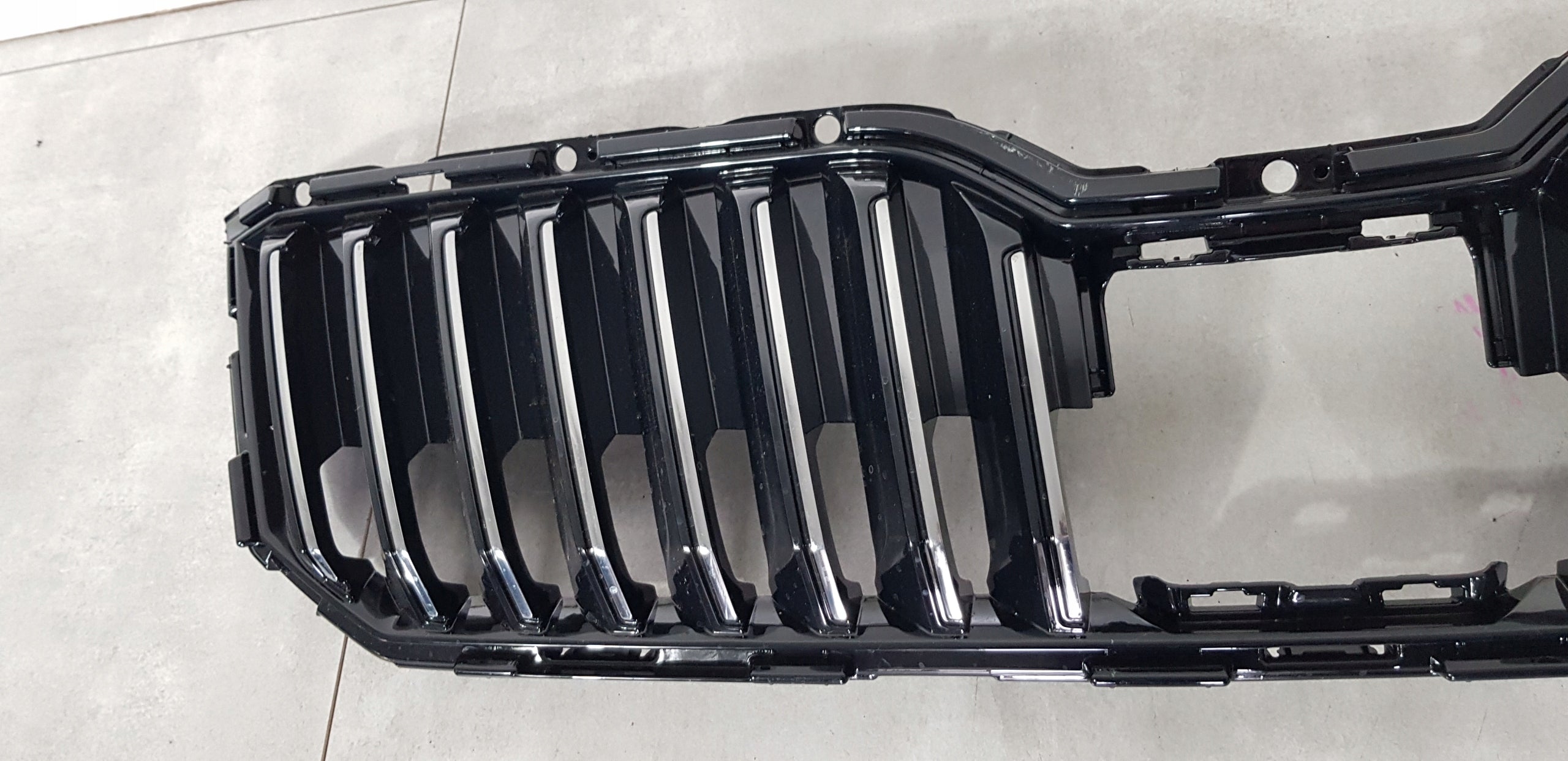 Kühlergrill Skoda SUPERB III 3 FRONTGRILL 3V0853653BA Kühlergitter