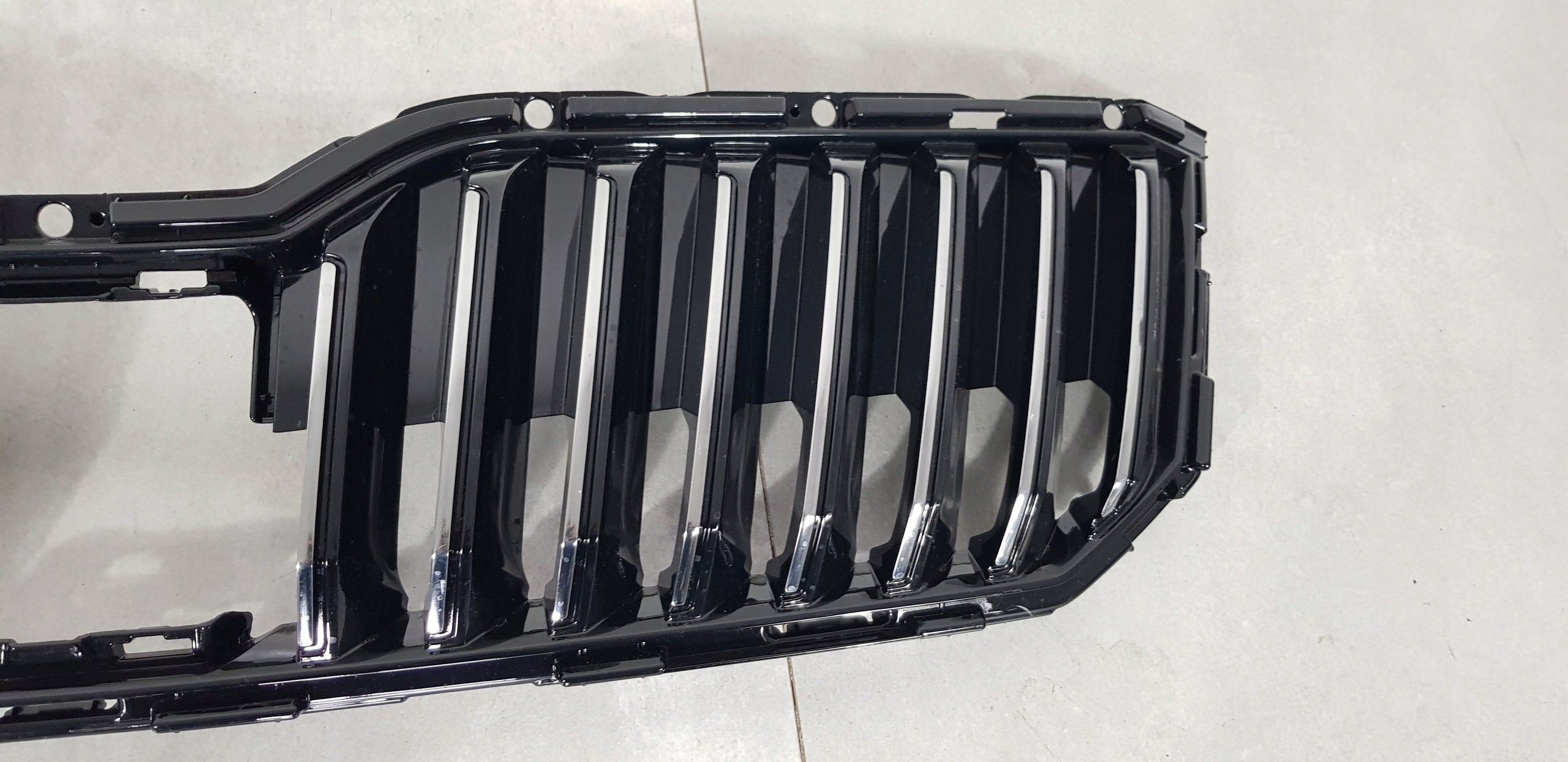 Kühlergrill Skoda SUPERB III 3 FRONTGRILL 3V0853653BA Kühlergitter