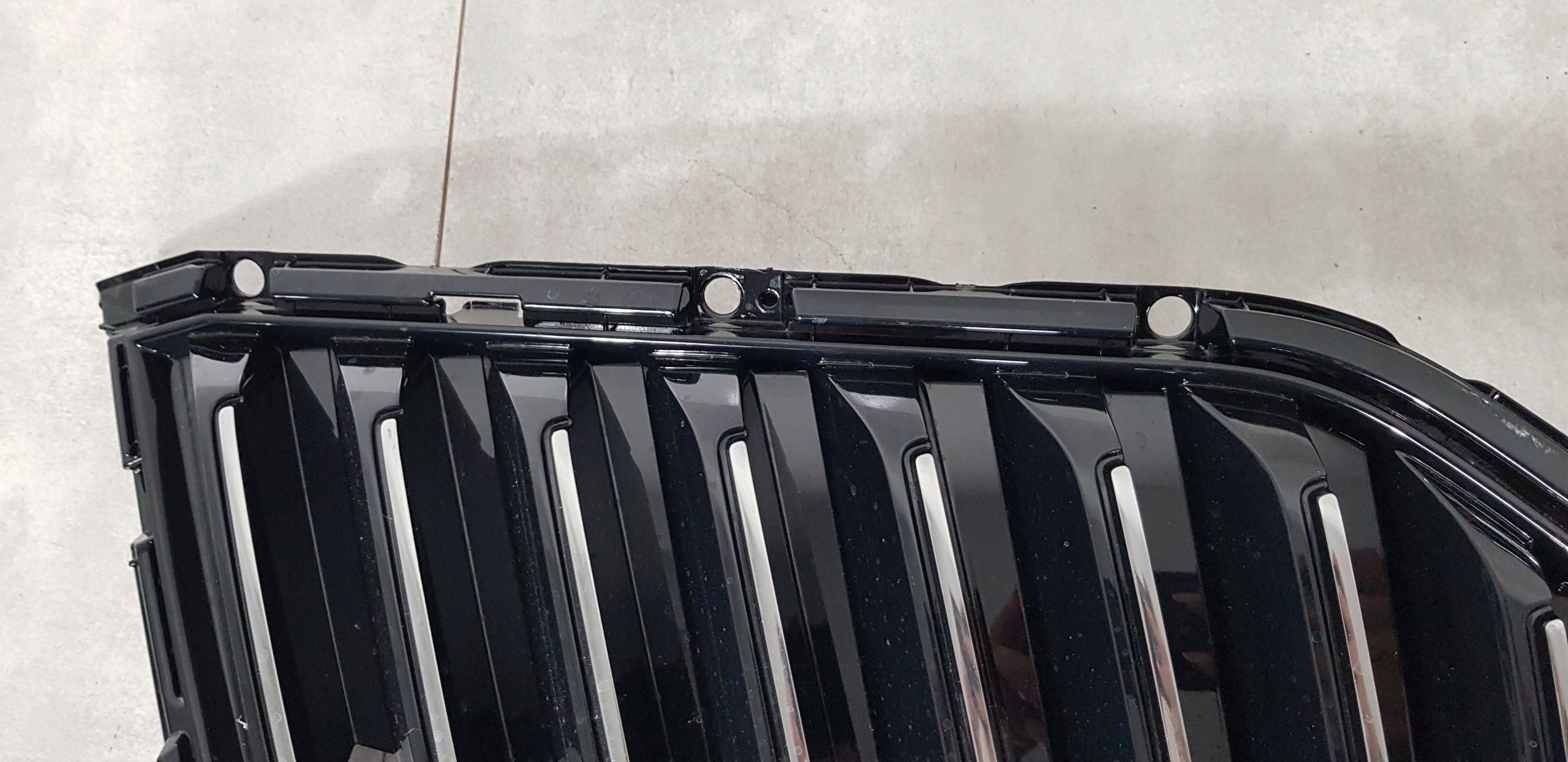 Kühlergrill Skoda SUPERB III 3 FRONTGRILL 3V0853653BA Kühlergitter