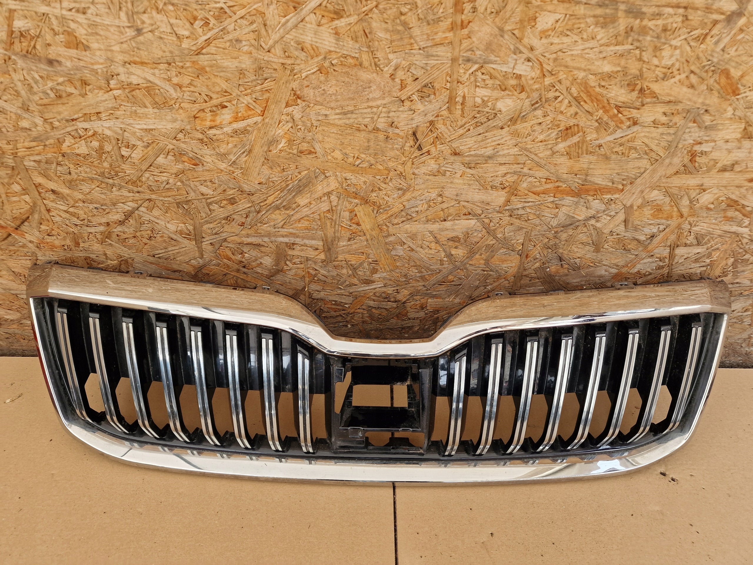 Kühlergrill Skoda SUPERB III 3 FRONTGRILL 3V0853653K Kühlergitter