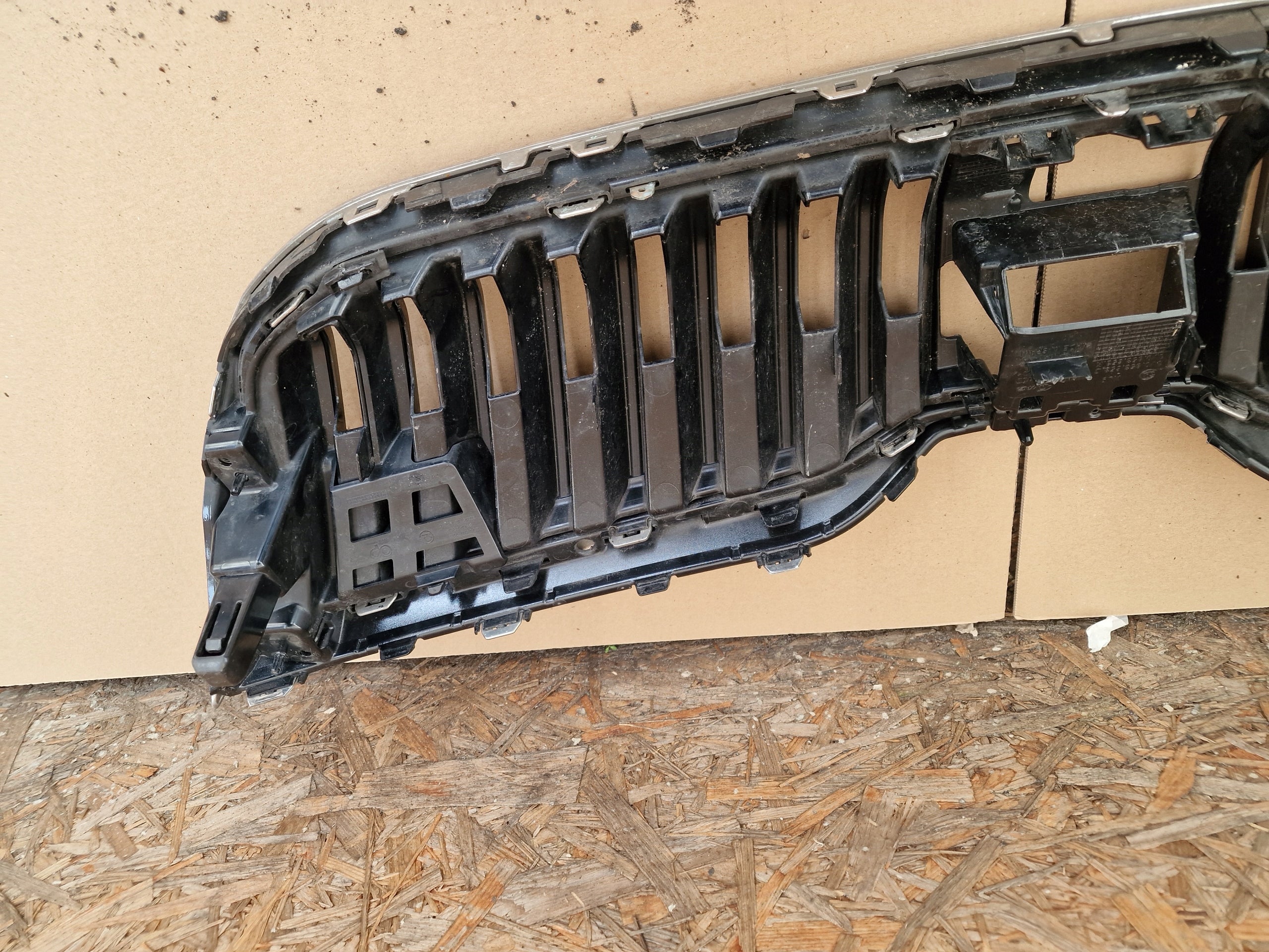 Kühlergrill Skoda SUPERB III 3 FRONTGRILL 3V0853653K Kühlergitter