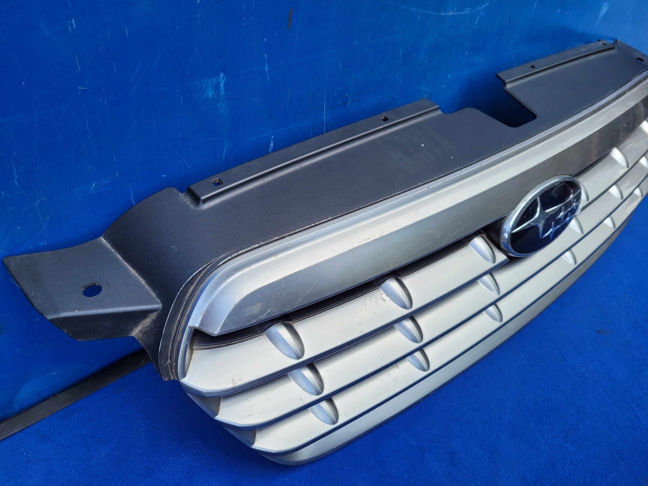 Kühlergrill Subaru OUTBACK FRONTGRILL 91121AG160 Kühlergitter