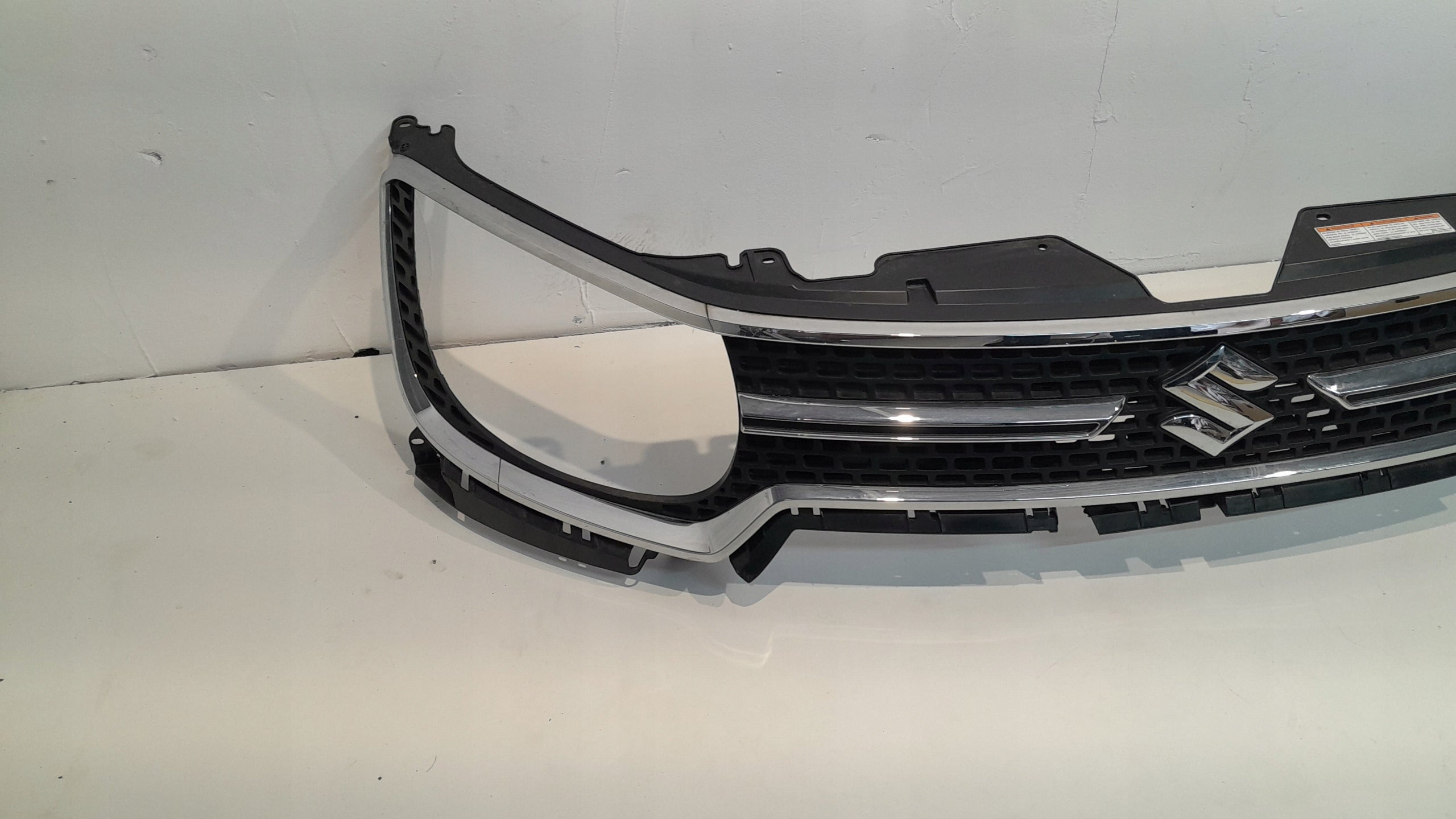 Suzuki IGNIS 3 III I IGNIS IGNIS III FRONTGRILL 7211162r72