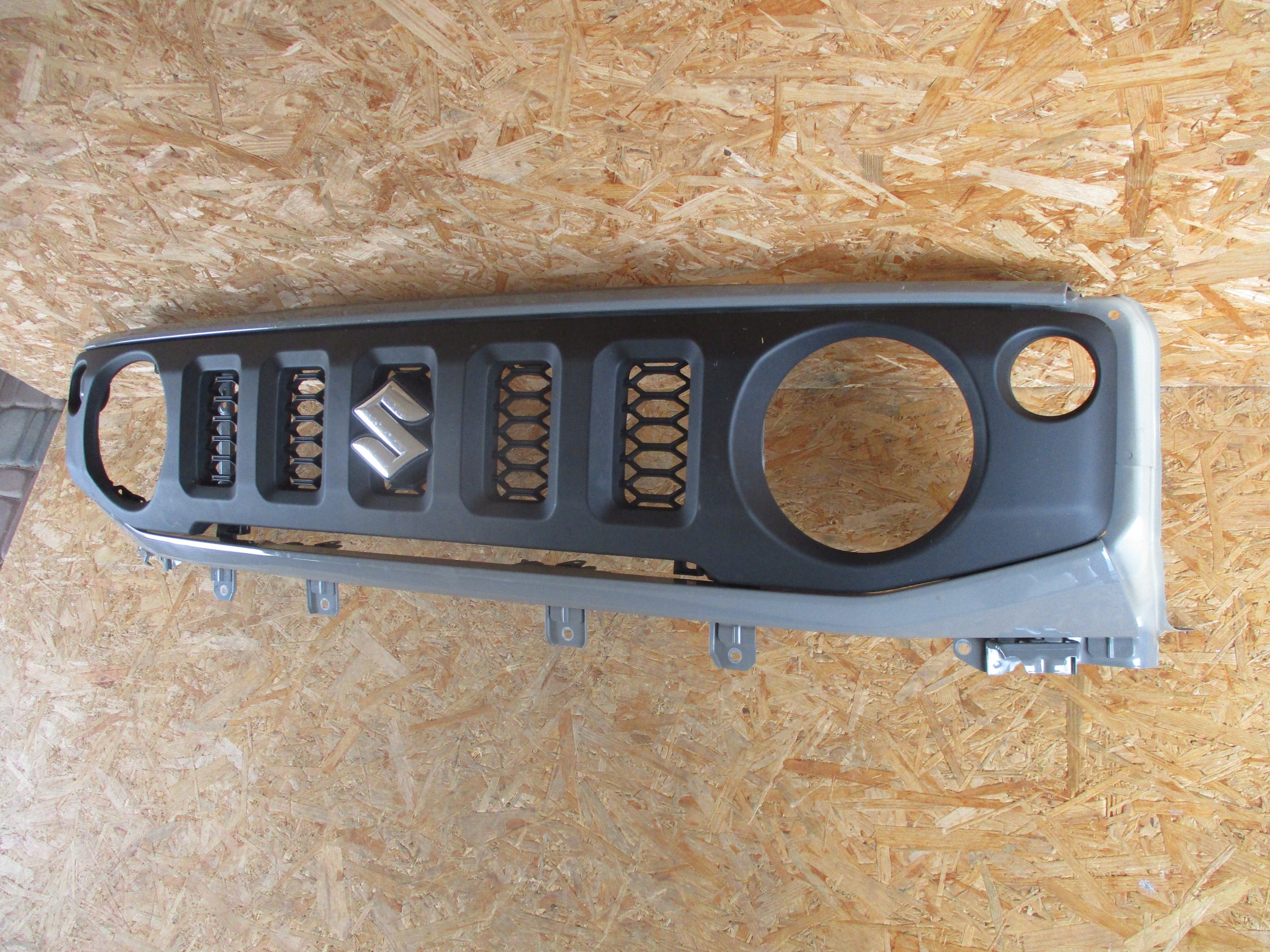 Kühlergrill Suzuki JIMNY IV FRONTGRILL 7211178R07 Kühlergitter