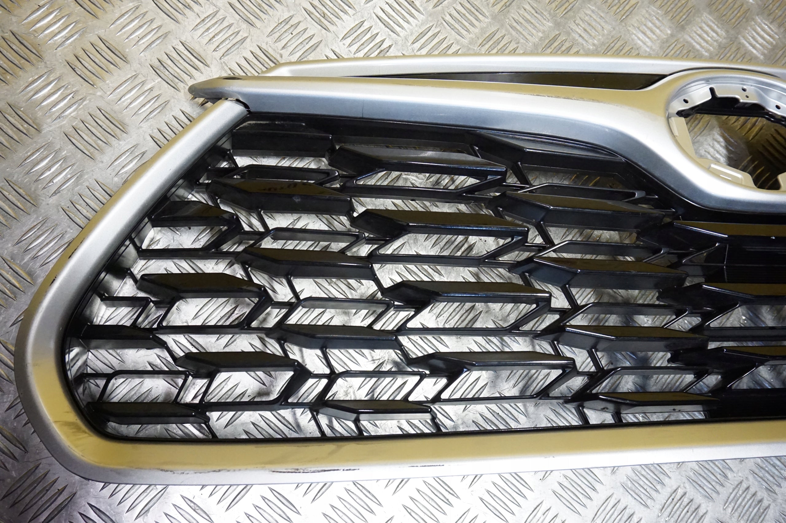 Kühlergrill Toyota HIGHLANDER FRONTGRILL 531110E250 Kühlergitter