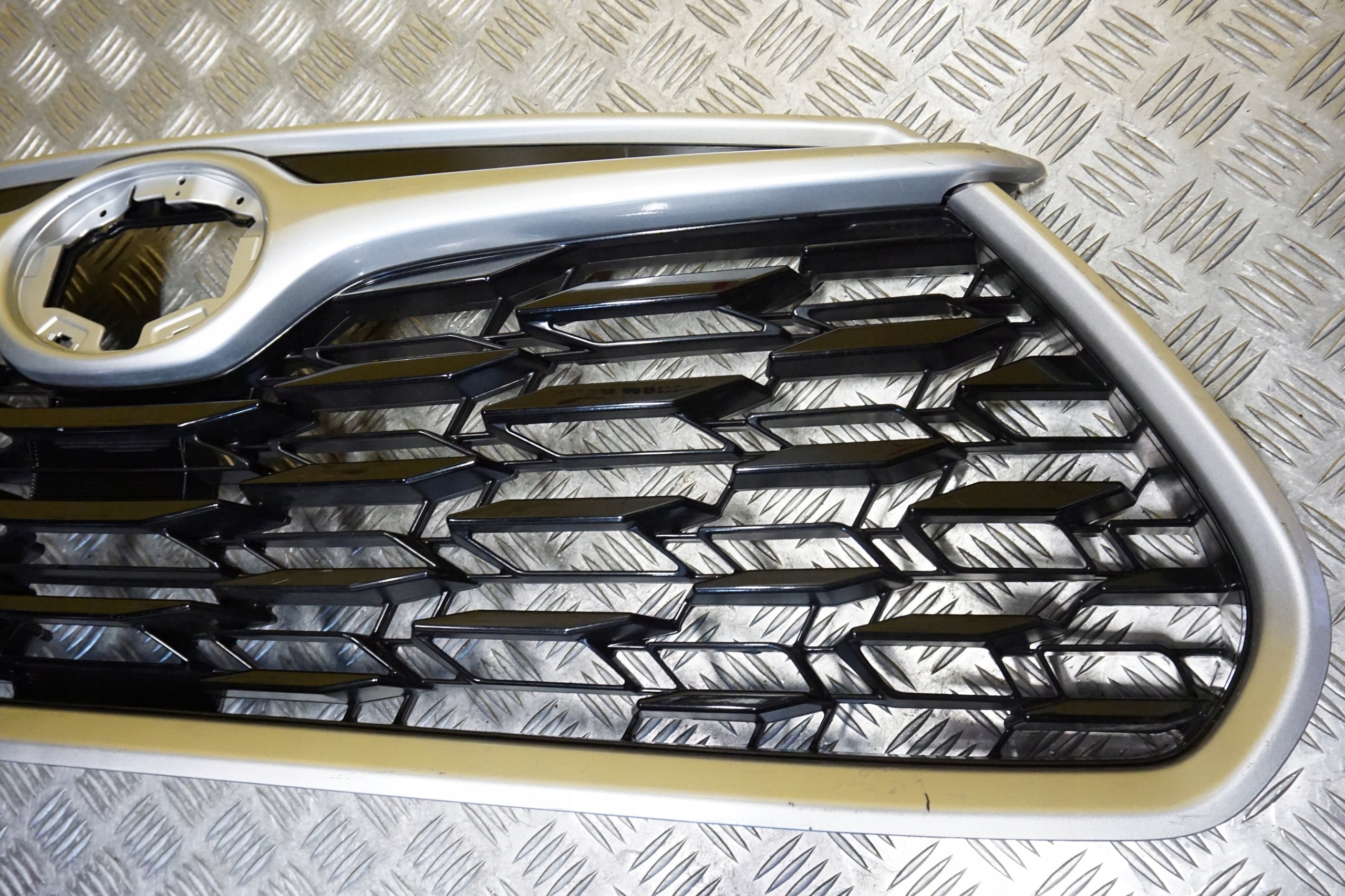 Kühlergrill Toyota HIGHLANDER FRONTGRILL 531110E250 Kühlergitter